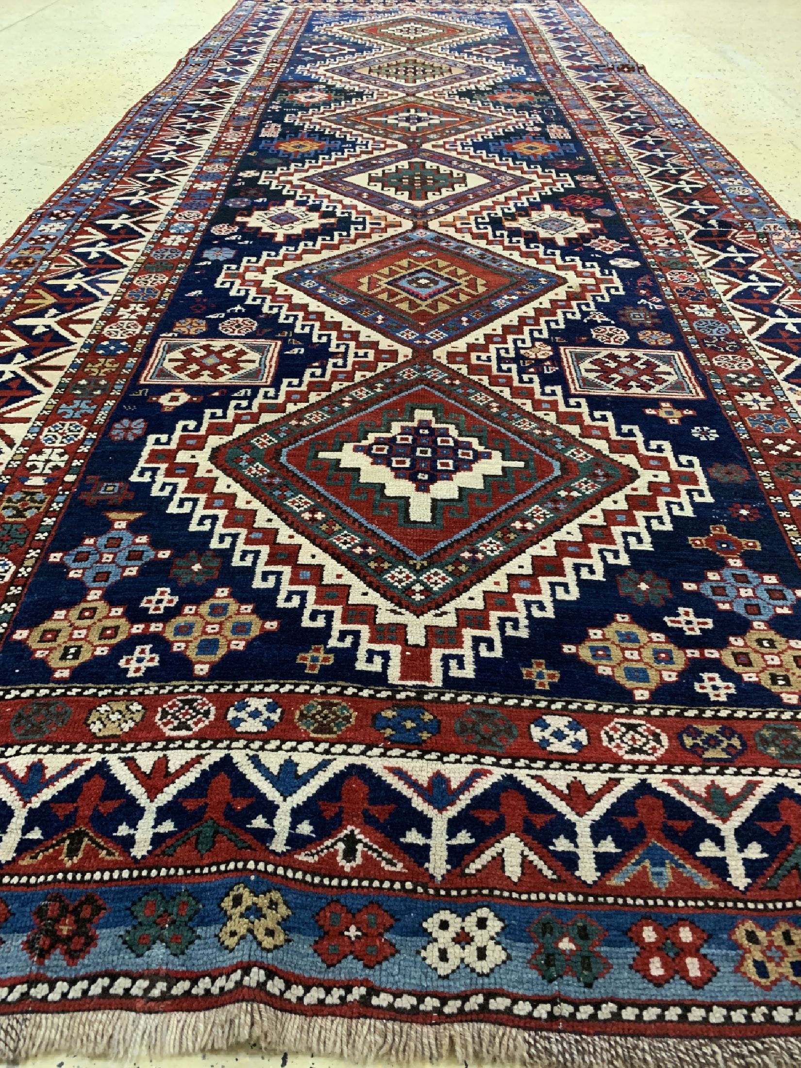 Detail e: Antiker Kazak, Kaukasus, datiert 1330(1909), Wolle auf Wolle, ca. 400 x 155 cm,EHZ: 2