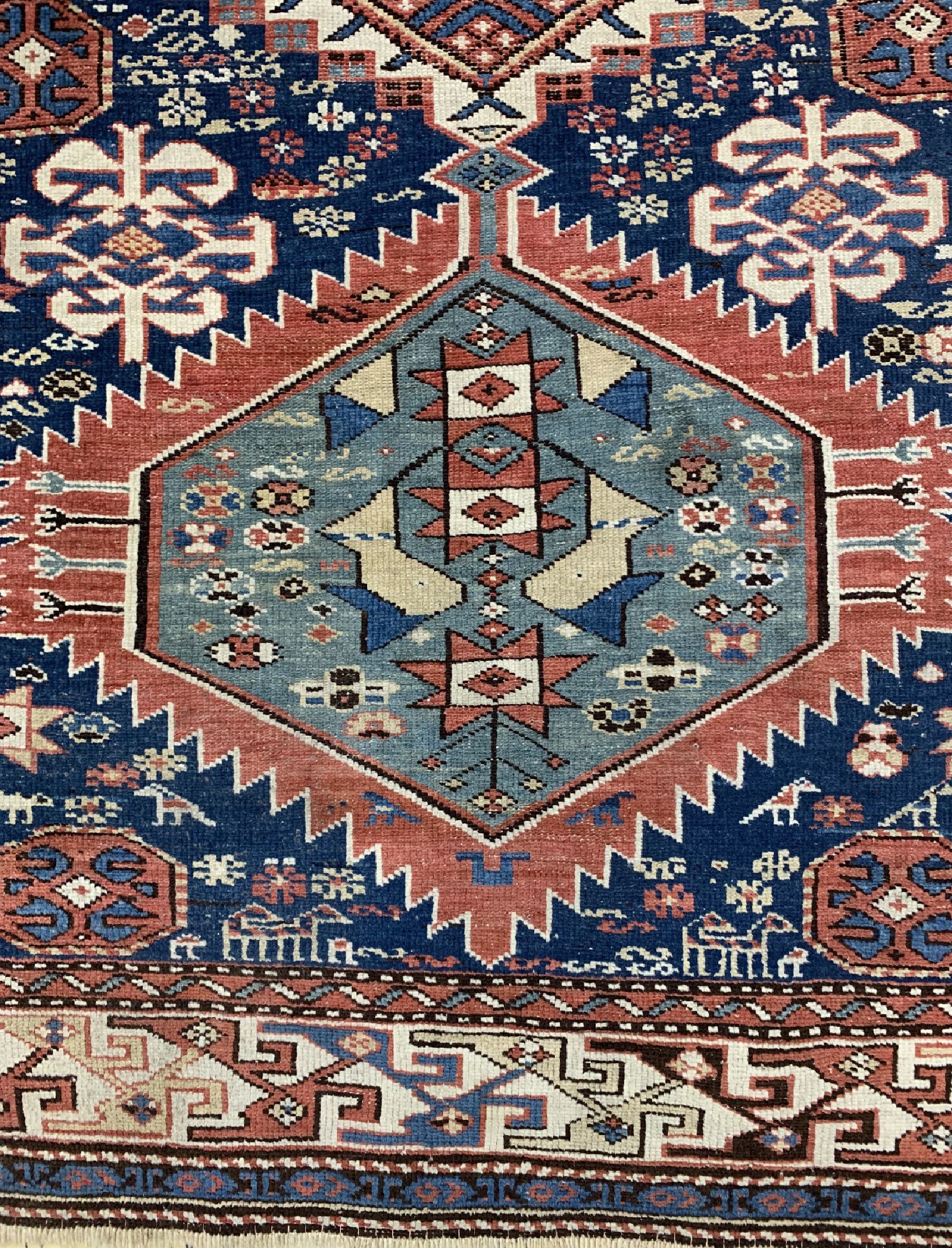 Detail b: Antiker Kazak"Akstafa", Kaukasus, 19.Jhd, Wolle auf Wolle, ca. 205 x 124 cm, EHZ: 2-3