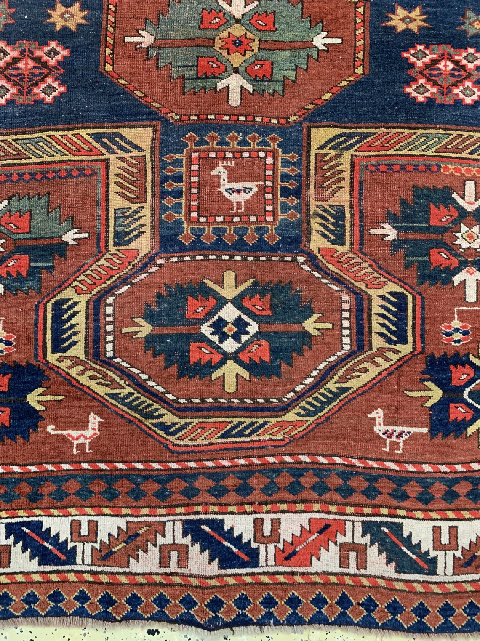 Detail b: Antiker Kazak, Kaukasus, ca. datiert 1913 , Wolle auf Wolle, ca. 262 x 200 cm, EHZ: 3 (restauriert)