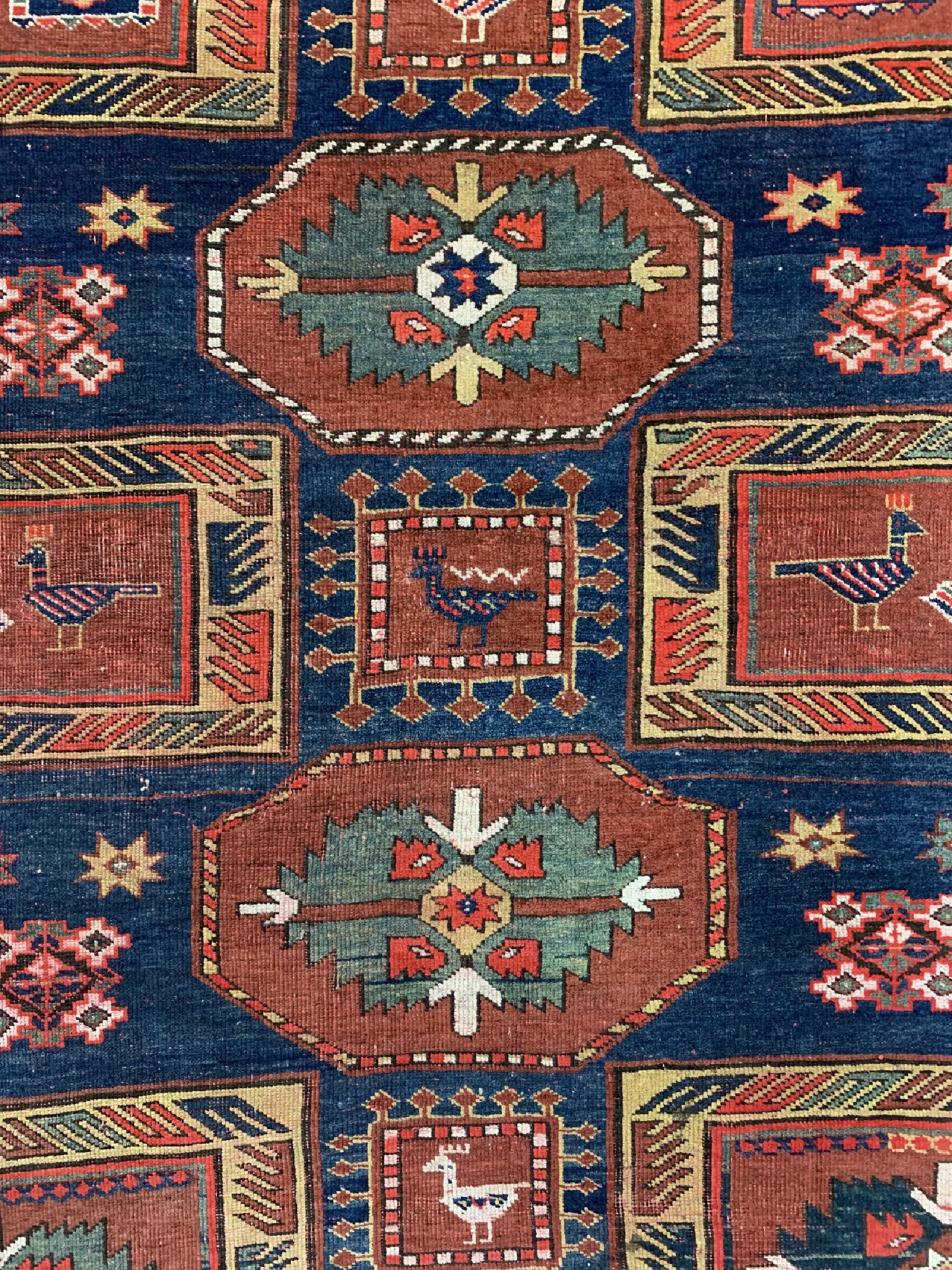 Detail c: Antiker Kazak, Kaukasus, ca. datiert 1913 , Wolle auf Wolle, ca. 262 x 200 cm, EHZ: 3 (restauriert)