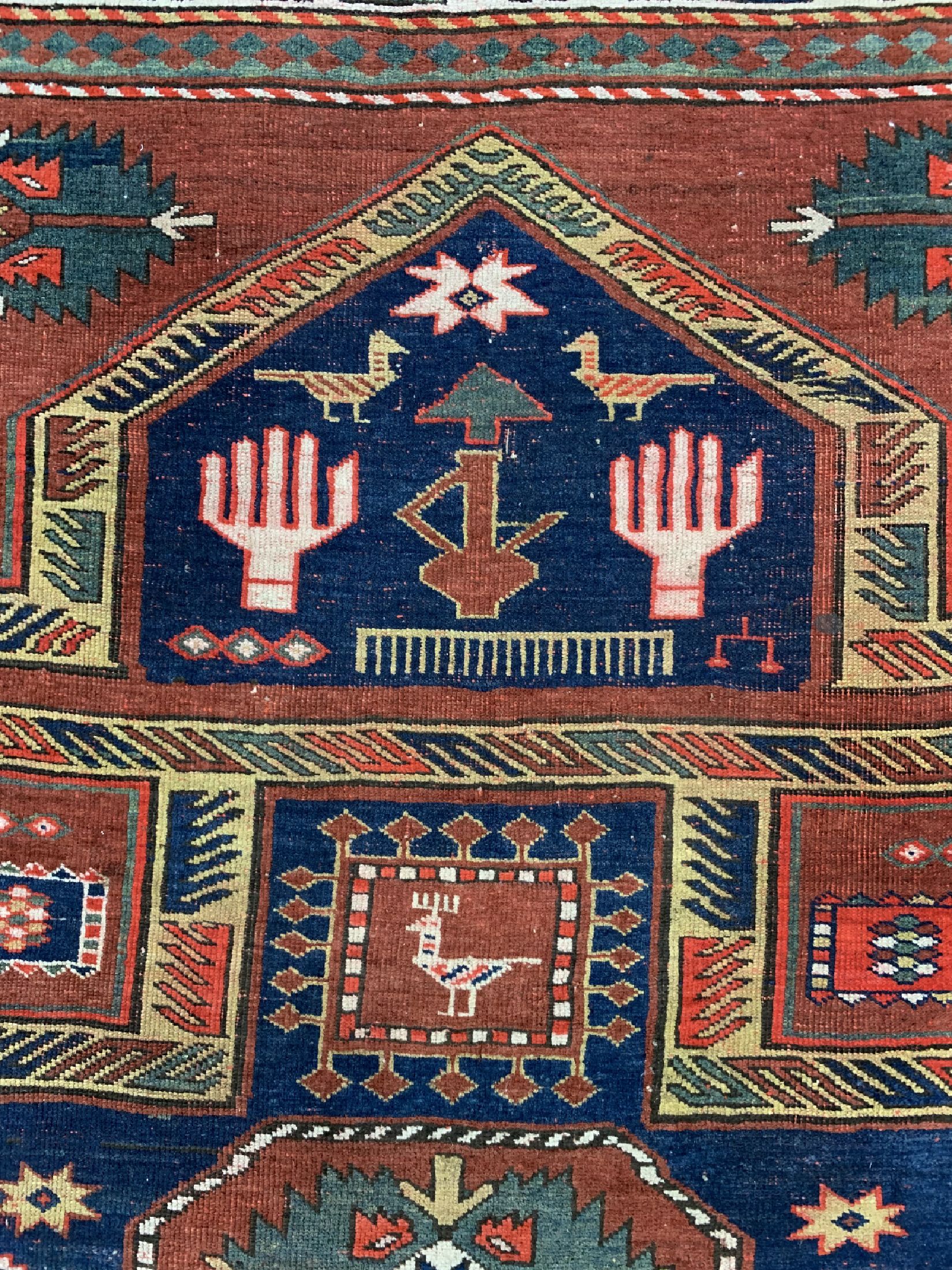 Detail d: Antiker Kazak, Kaukasus, ca. datiert 1913 , Wolle auf Wolle, ca. 262 x 200 cm, EHZ: 3 (restauriert)