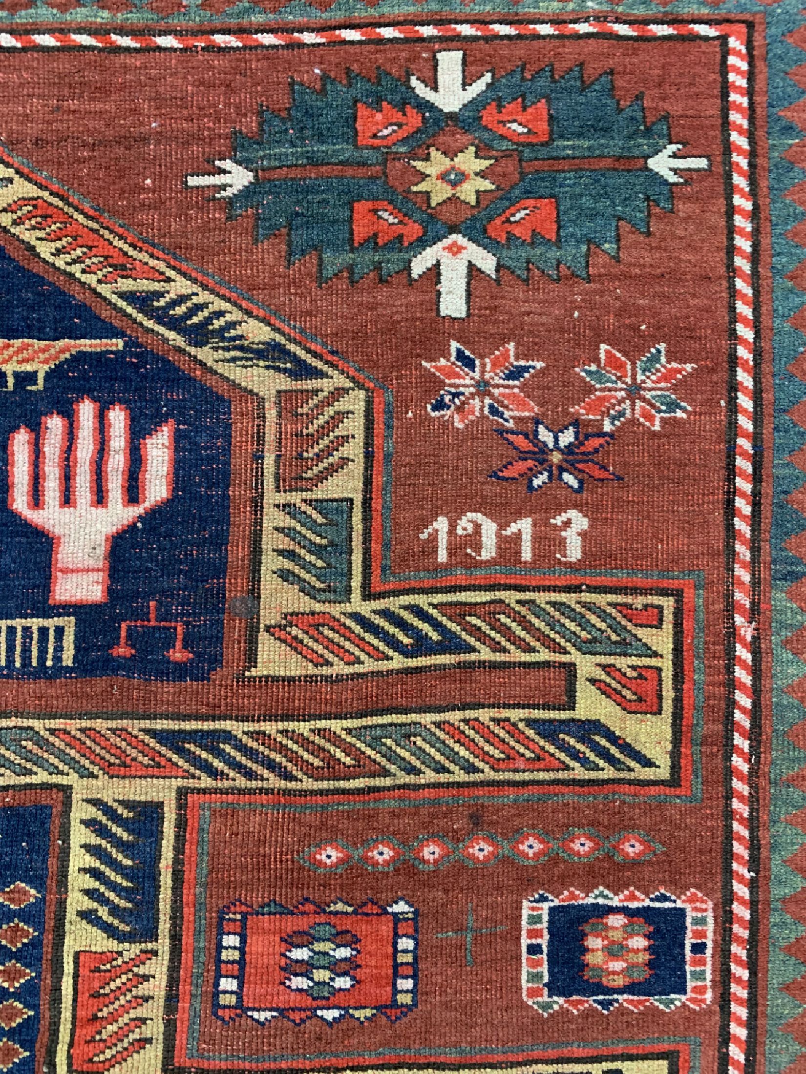 Detail e: Antiker Kazak, Kaukasus, ca. datiert 1913 , Wolle auf Wolle, ca. 262 x 200 cm, EHZ: 3 (restauriert)