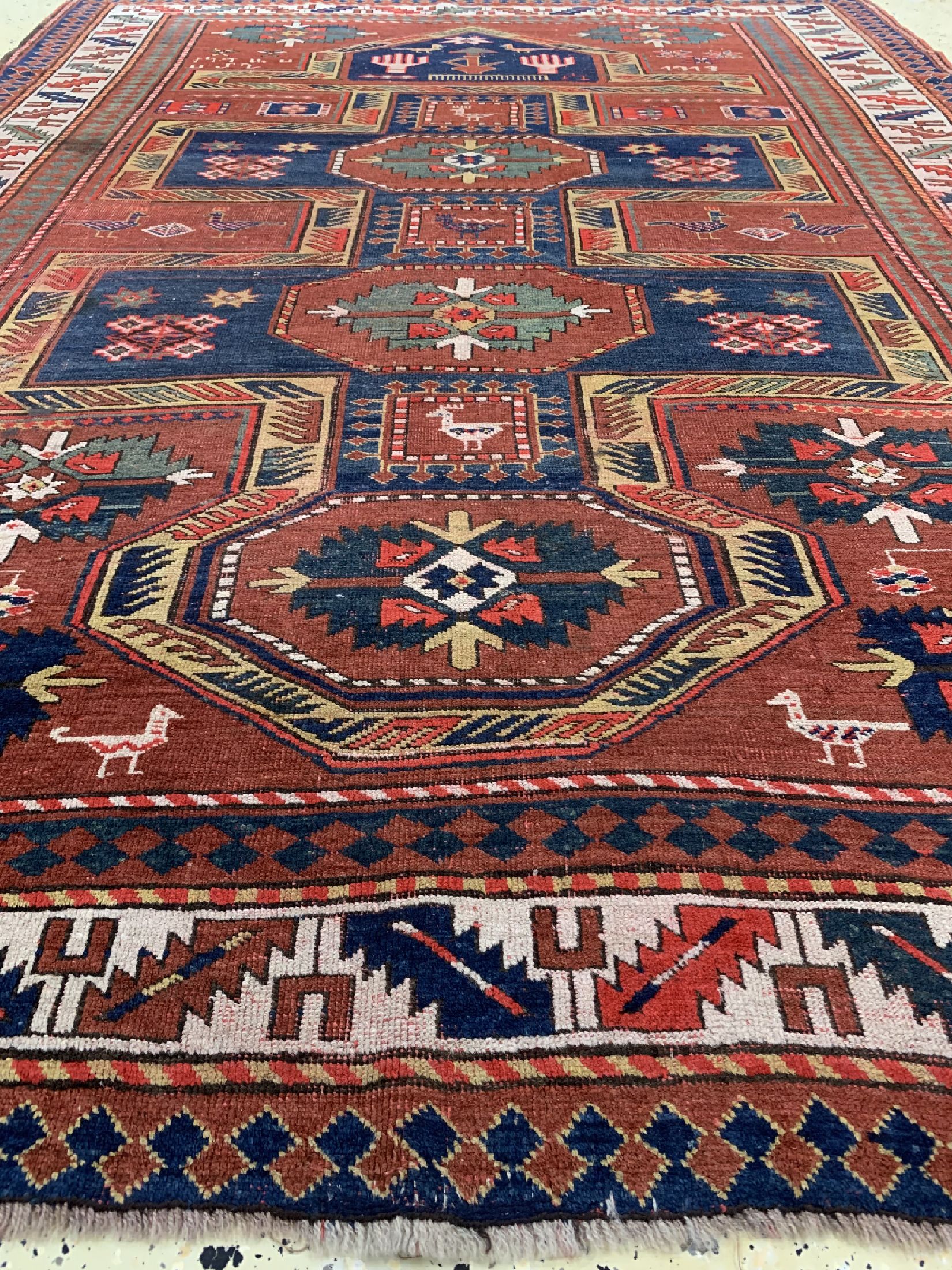 Detail f: Antiker Kazak, Kaukasus, ca. datiert 1913 , Wolle auf Wolle, ca. 262 x 200 cm, EHZ: 3 (restauriert)