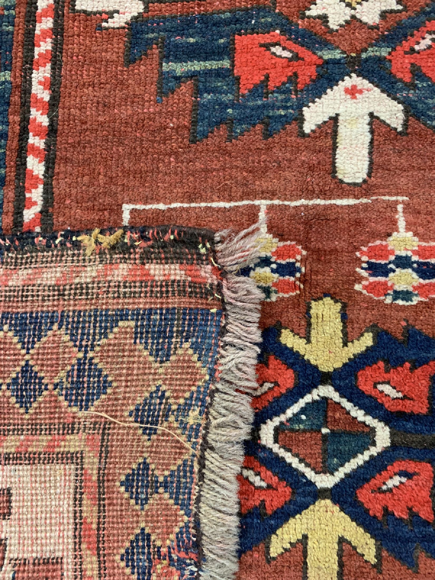Detail g: Antiker Kazak, Kaukasus, ca. datiert 1913 , Wolle auf Wolle, ca. 262 x 200 cm, EHZ: 3 (restauriert)