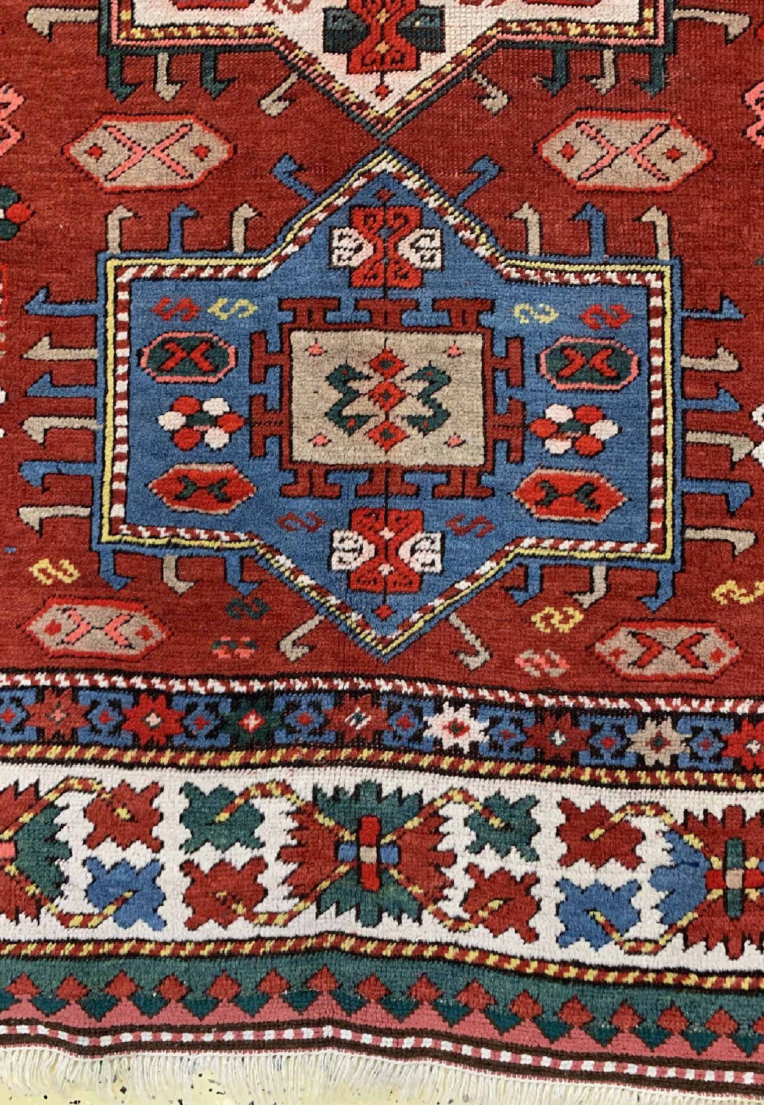 Detail b: Antiker Kazak, Kaukasus, 19.Jhd, Wolle auf Wolle, ca. 174 x 134 cm, EHZ: 2(beide Enden fachmänisch restauriert).