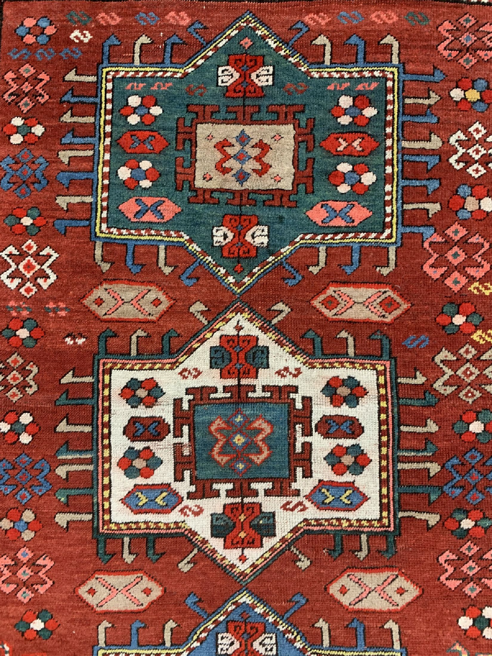 Detail c: Antiker Kazak, Kaukasus, 19.Jhd, Wolle auf Wolle, ca. 174 x 134 cm, EHZ: 2(beide Enden fachmänisch restauriert).