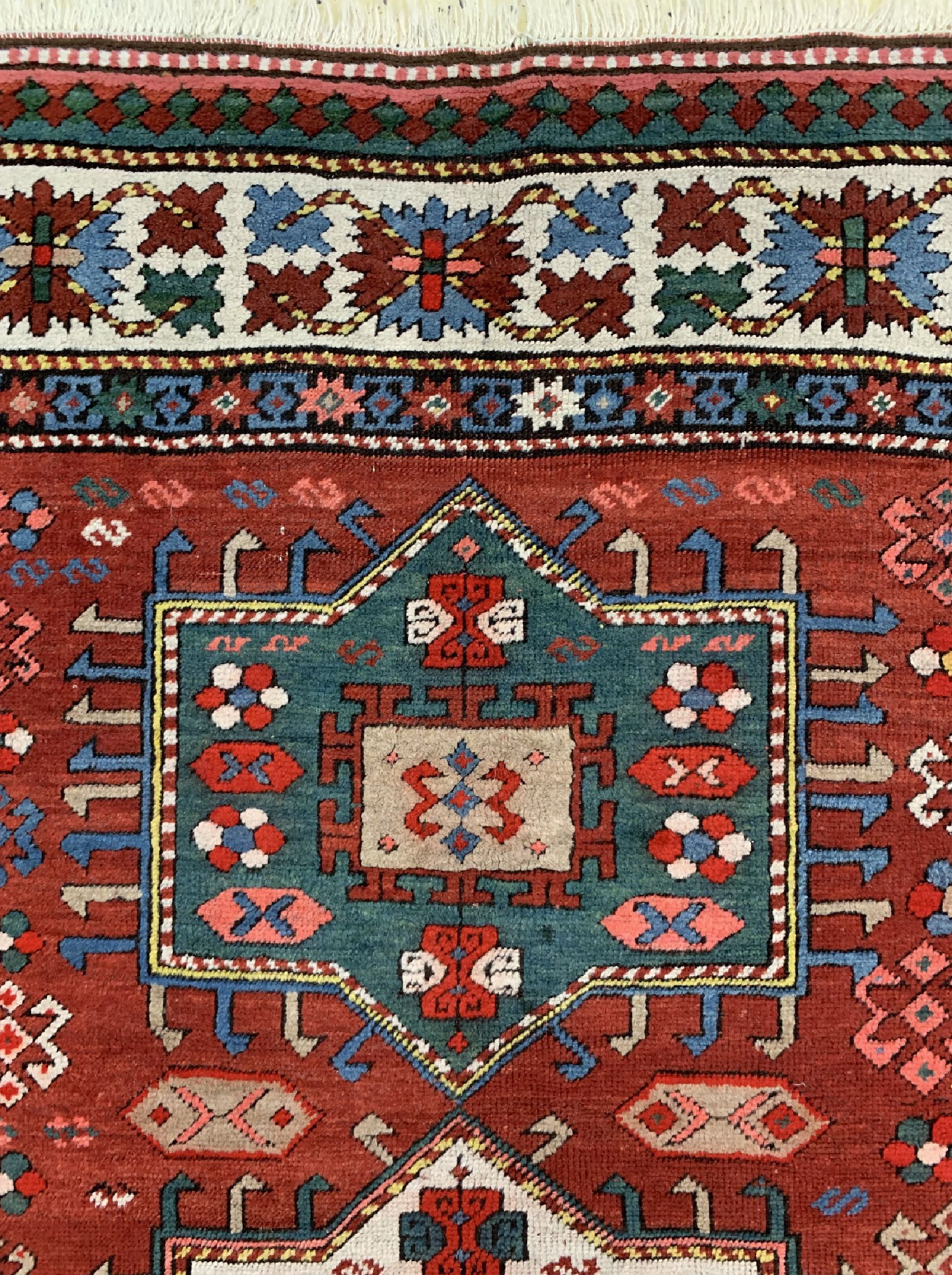 Detail d: Antiker Kazak, Kaukasus, 19.Jhd, Wolle auf Wolle, ca. 174 x 134 cm, EHZ: 2(beide Enden fachmänisch restauriert).