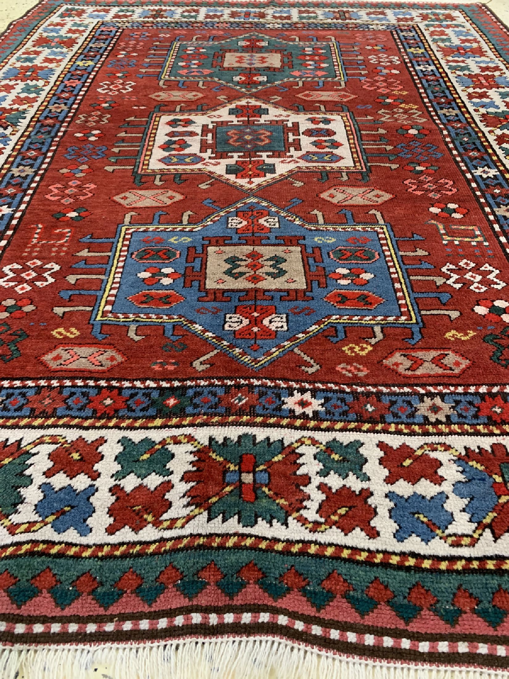 Detail e: Antiker Kazak, Kaukasus, 19.Jhd, Wolle auf Wolle, ca. 174 x 134 cm, EHZ: 2(beide Enden fachmänisch restauriert).