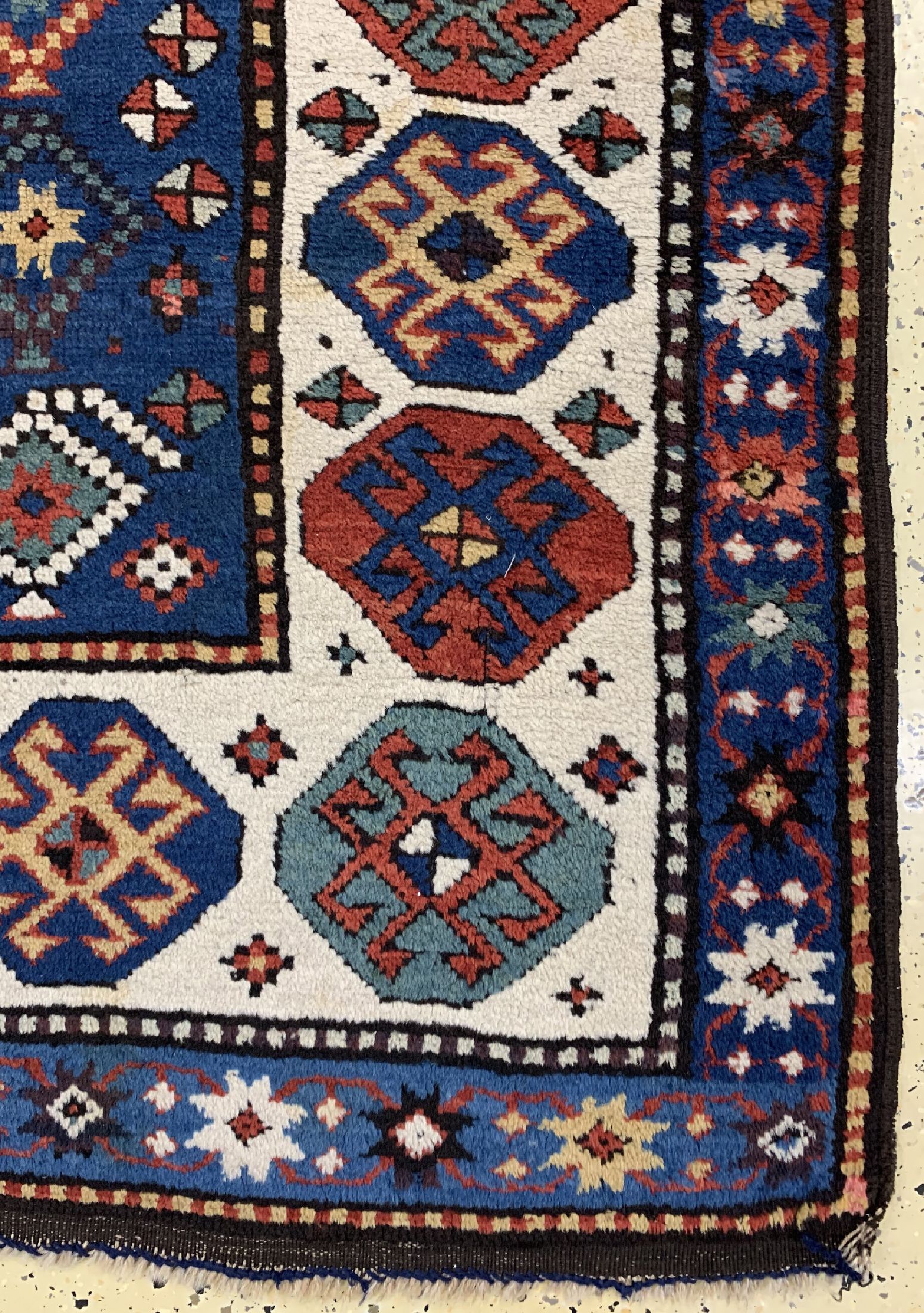Detail a: Antiker Kazak, Kaukasus, 19.Jhd, Wolle auf Wolle, ca. 240 x 120 cm, EHZ: 2, (fachmänisch restauriert)