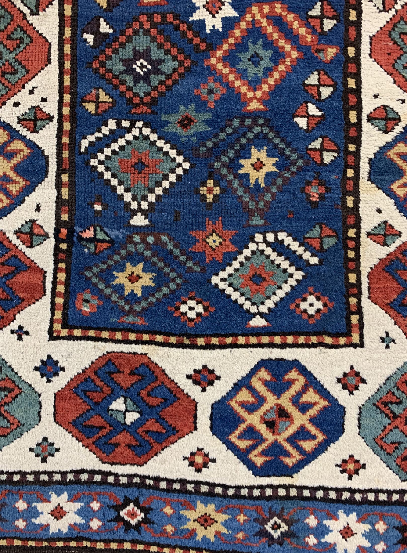 Detail b: Antiker Kazak, Kaukasus, 19.Jhd, Wolle auf Wolle, ca. 240 x 120 cm, EHZ: 2, (fachmänisch restauriert)