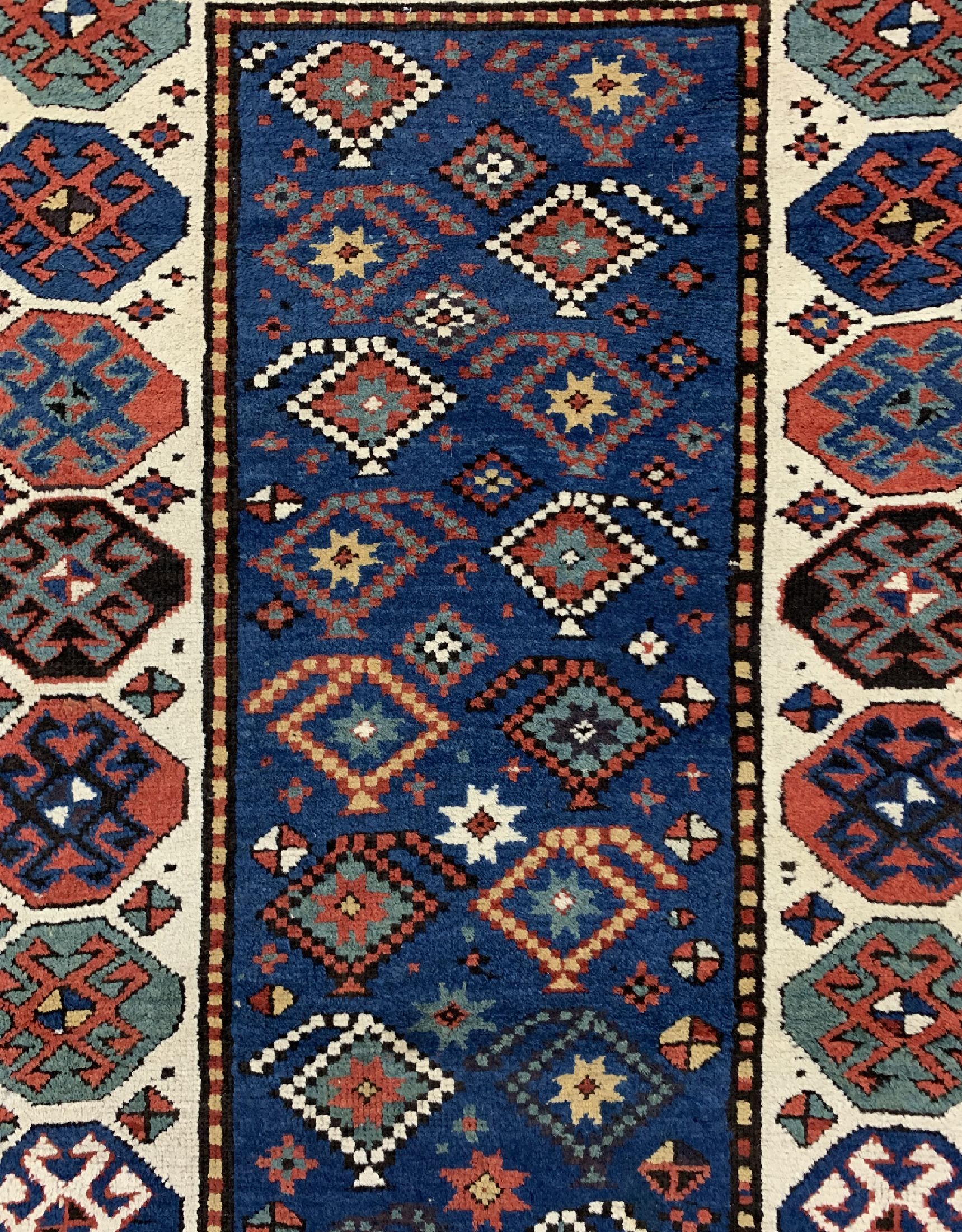 Detail c: Antiker Kazak, Kaukasus, 19.Jhd, Wolle auf Wolle, ca. 240 x 120 cm, EHZ: 2, (fachmänisch restauriert)