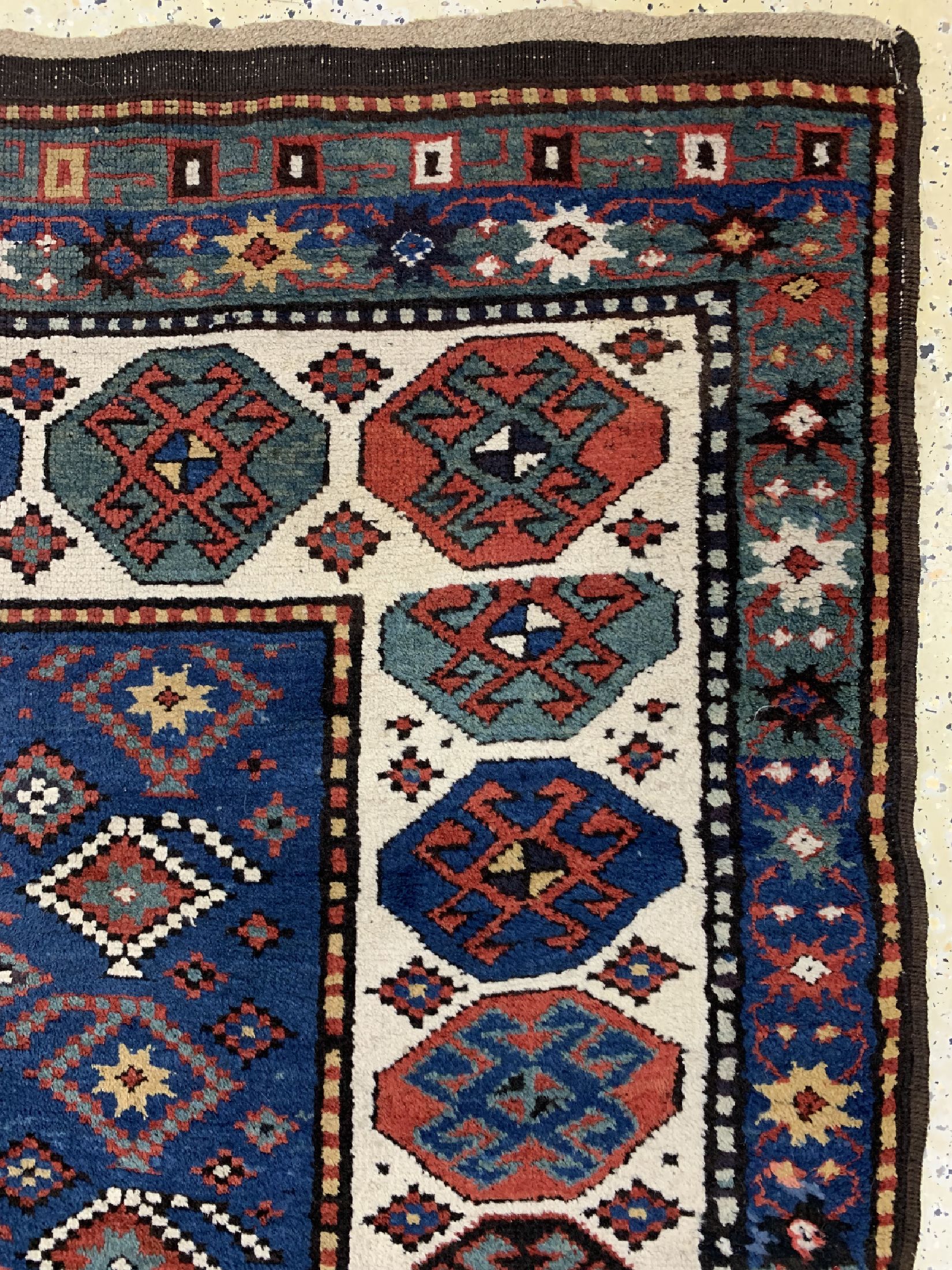Detail d: Antiker Kazak, Kaukasus, 19.Jhd, Wolle auf Wolle, ca. 240 x 120 cm, EHZ: 2, (fachmänisch restauriert)
