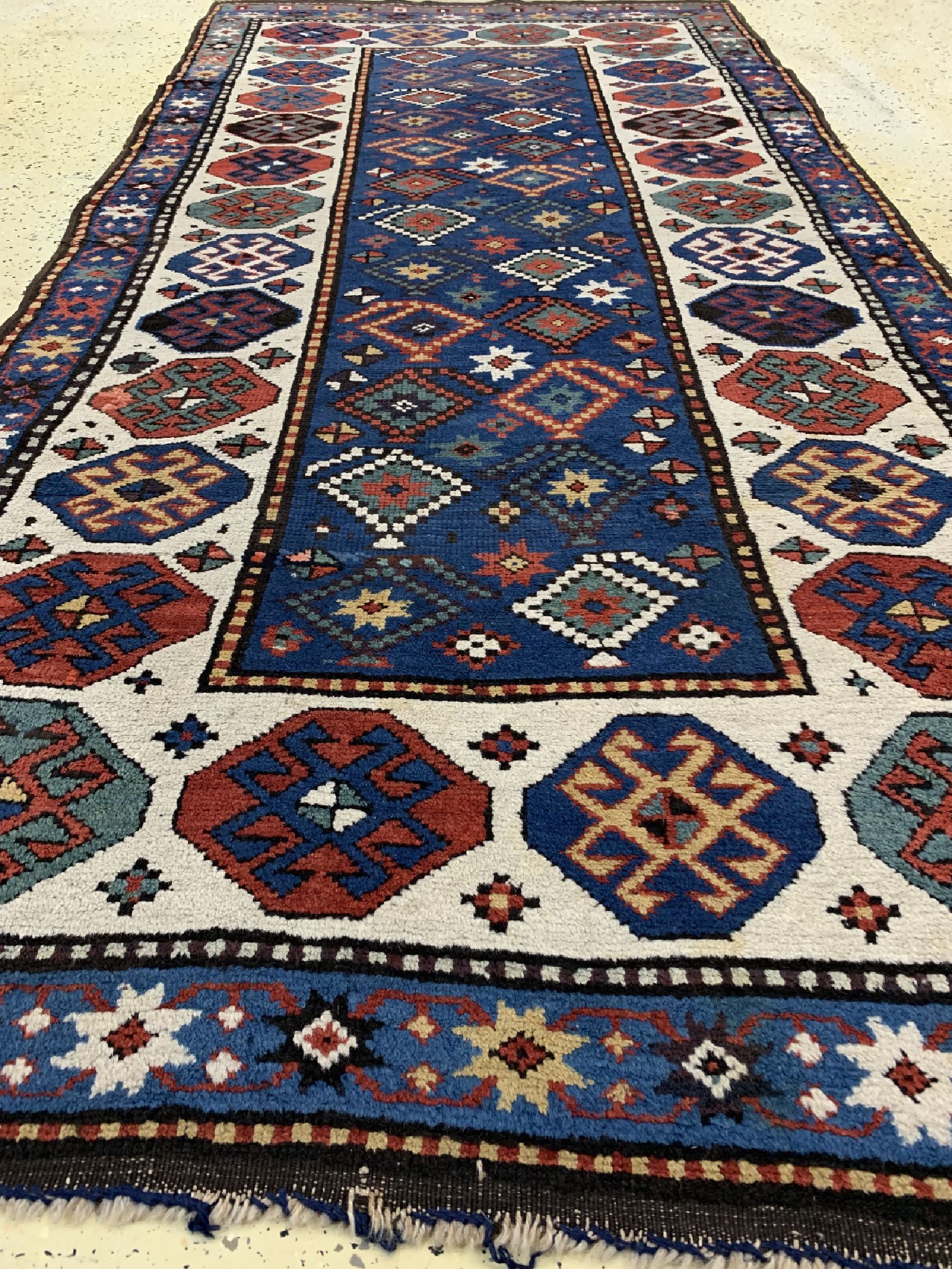 Detail e: Antiker Kazak, Kaukasus, 19.Jhd, Wolle auf Wolle, ca. 240 x 120 cm, EHZ: 2, (fachmänisch restauriert)