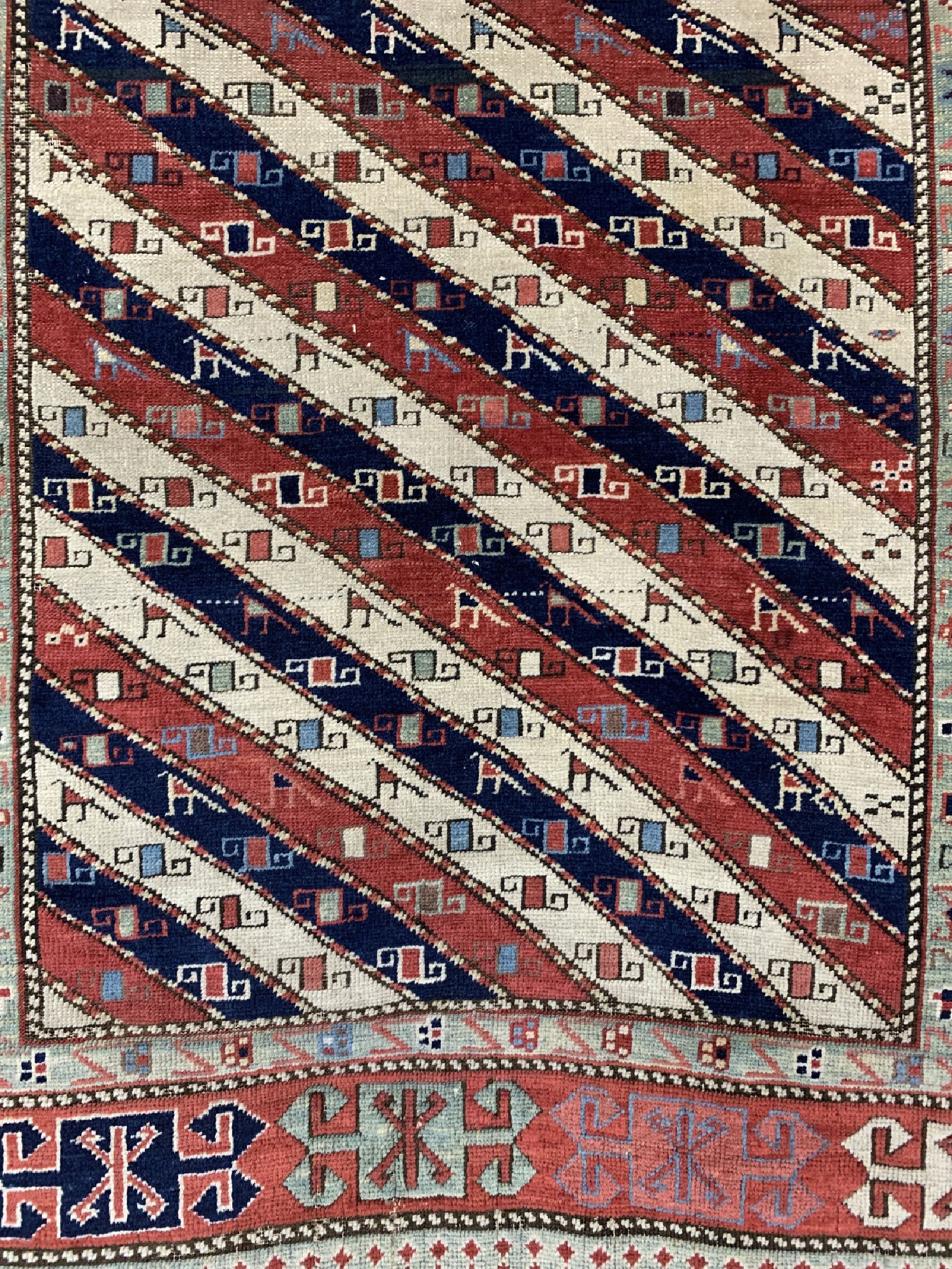 Detail b: Antiker Kazak"Gendje", Kaukasus, 19.Jhd, Wolle auf Wolle, ca. 250 x 111 cm, EHZ: 2-3