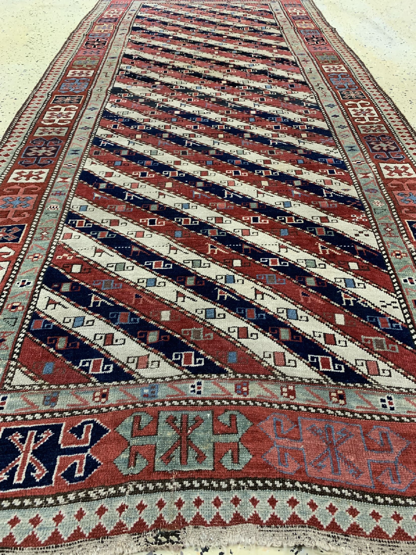 Detail d: Antiker Kazak"Gendje", Kaukasus, 19.Jhd, Wolle auf Wolle, ca. 250 x 111 cm, EHZ: 2-3