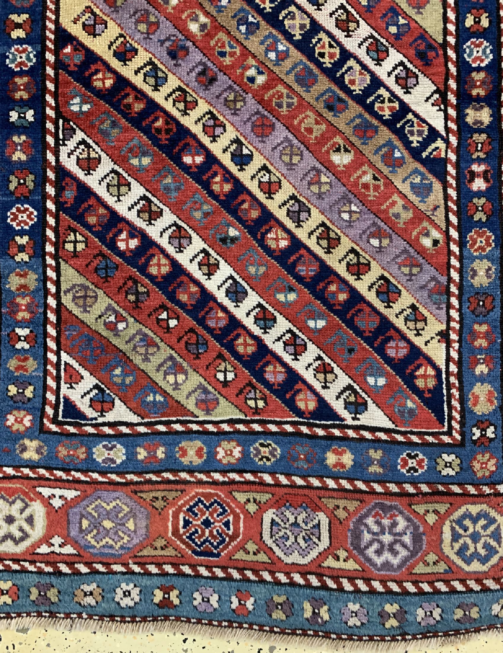 Detail b: Antiker Kazak"Gendje", Kaukasus, 19.Jhd, Wolle auf Wolle, ca. 222 x 124 cm, EHZ: 2-3