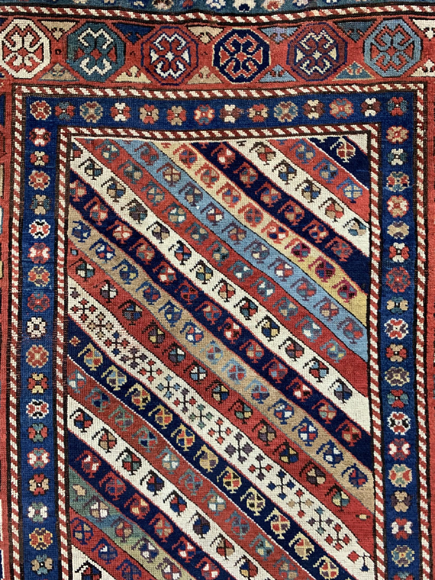 Detail c: Antiker Kazak"Gendje", Kaukasus, 19.Jhd, Wolle auf Wolle, ca. 222 x 124 cm, EHZ: 2-3