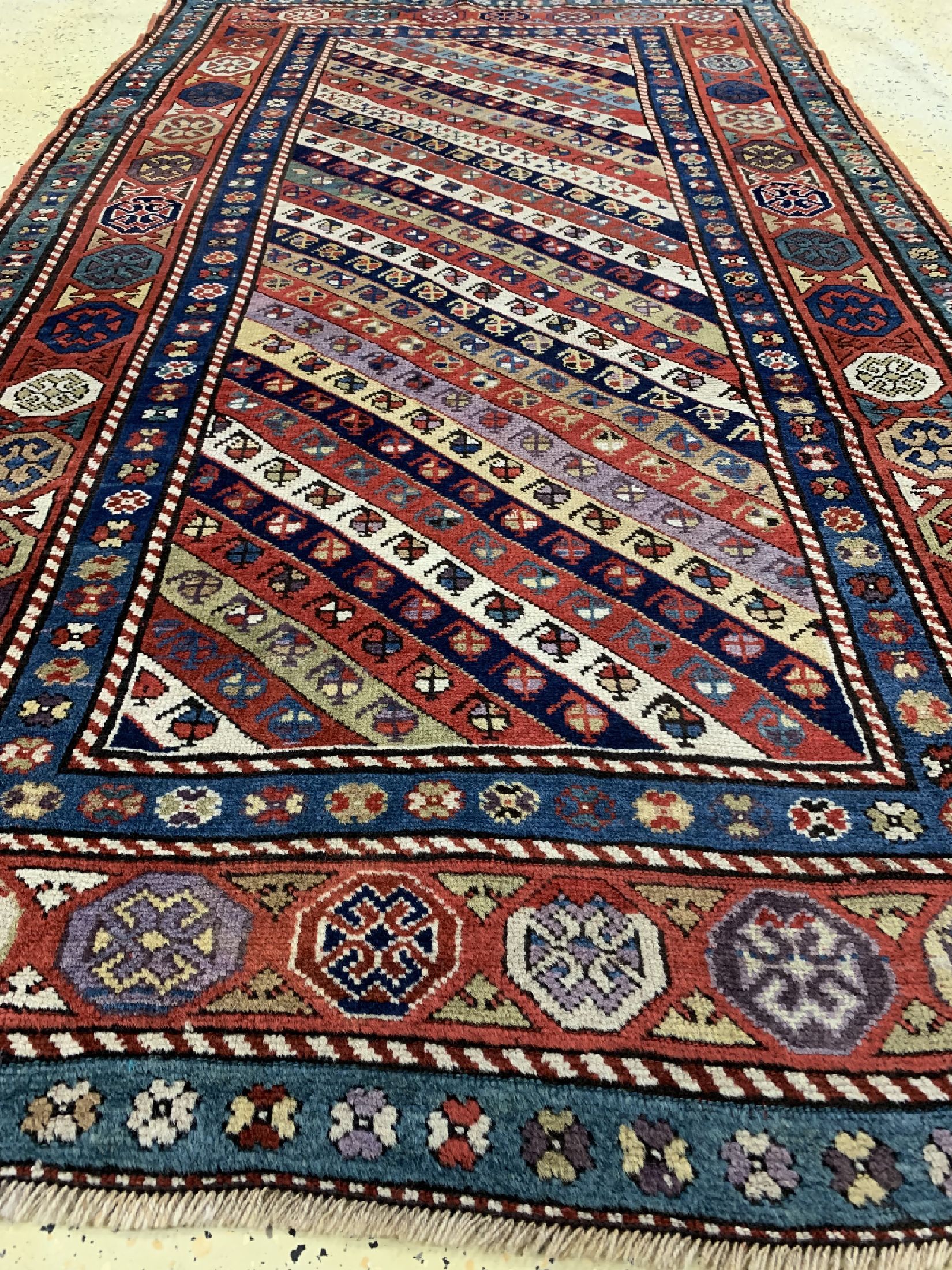 Detail d: Antiker Kazak"Gendje", Kaukasus, 19.Jhd, Wolle auf Wolle, ca. 222 x 124 cm, EHZ: 2-3