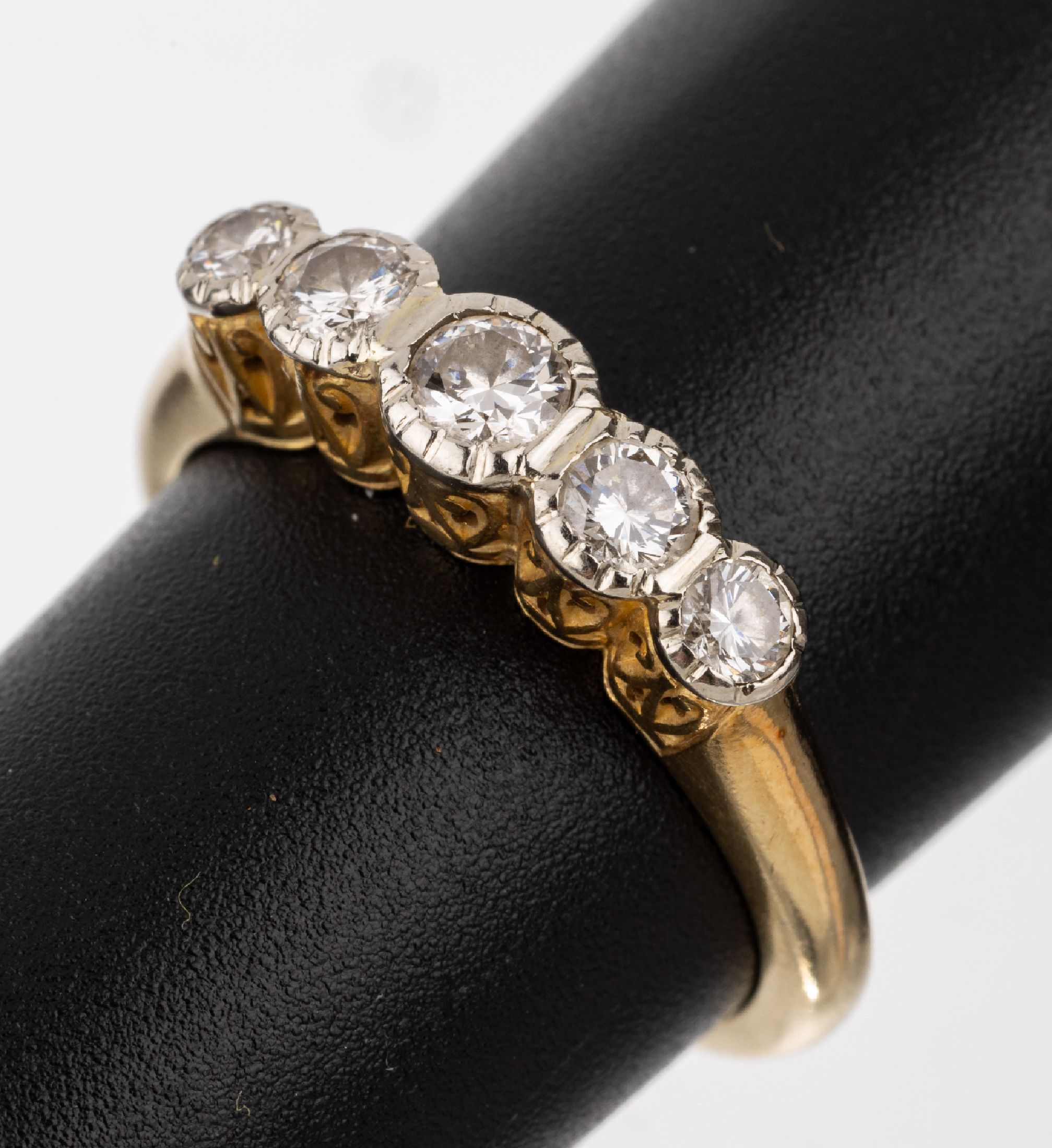 14 kt Gold Brillant-Ring, um 1930, GG/WG 585/000, hoher Ringkopf bes. mit 5 Brillanten zus. ca. 0.70 ct Weiß/si, mit Unterkaderung, RW 56, ca. 3.5 g