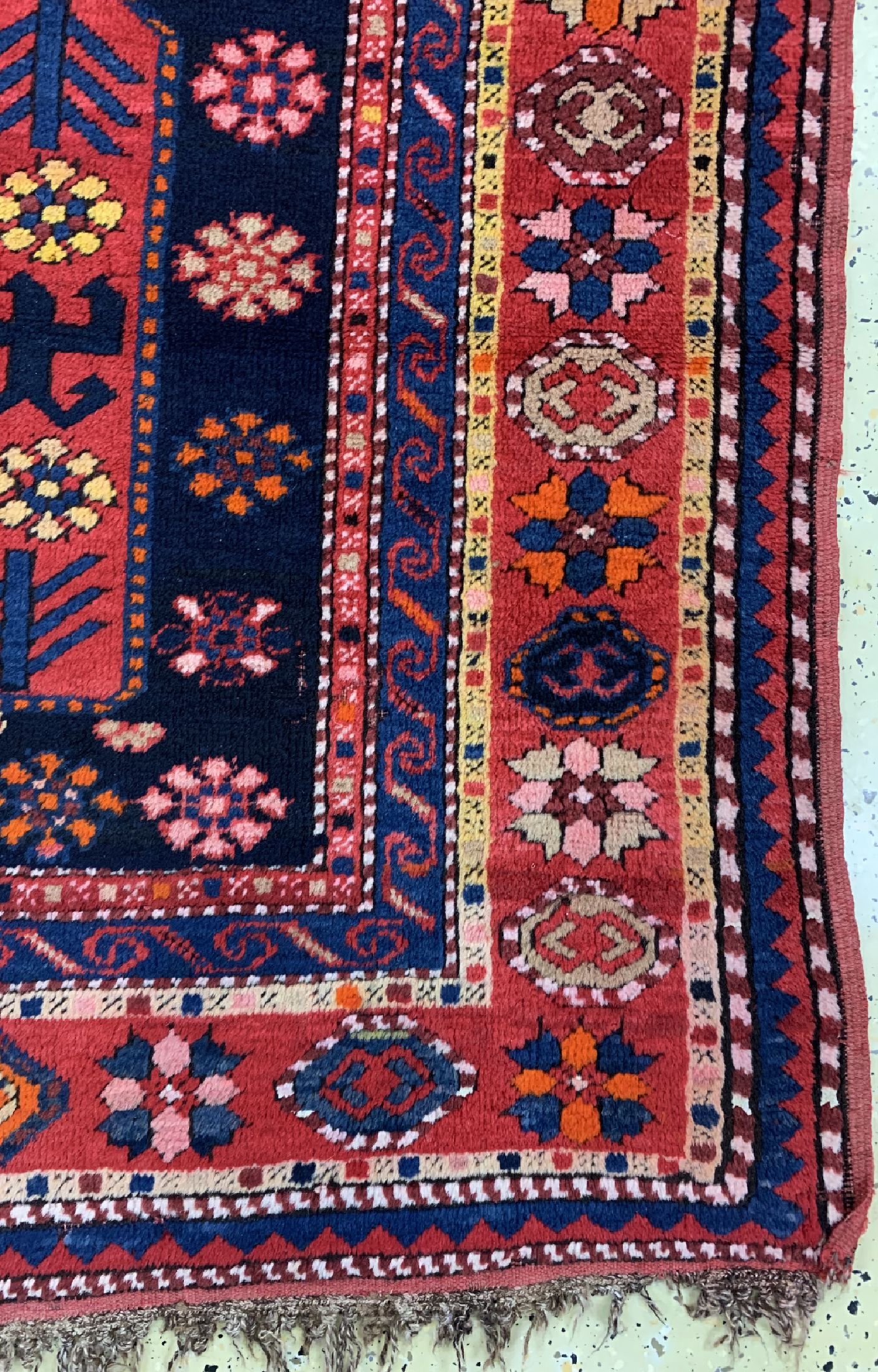 Detail a: Antiker Kazak, Kaukasus, um 1900, Wolle aufWolle, ca. 260 x 122 cm, EHZ: 2, (Zwei Ecken beschädigt)