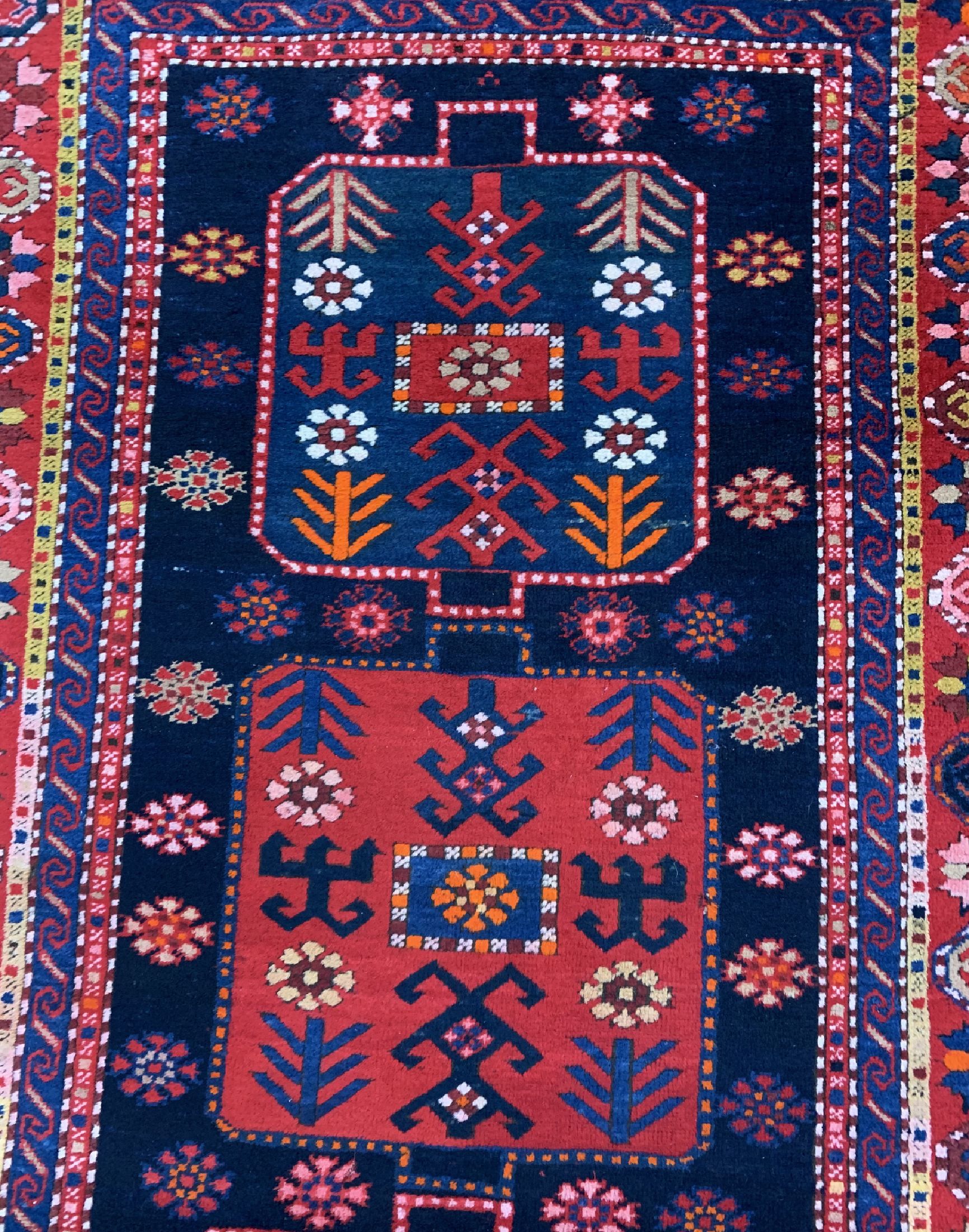 Detail b: Antiker Kazak, Kaukasus, um 1900, Wolle aufWolle, ca. 260 x 122 cm, EHZ: 2, (Zwei Ecken beschädigt)