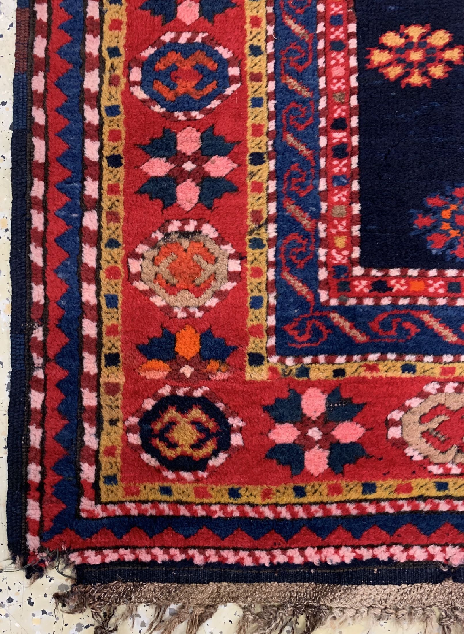 Detail c: Antiker Kazak, Kaukasus, um 1900, Wolle aufWolle, ca. 260 x 122 cm, EHZ: 2, (Zwei Ecken beschädigt)