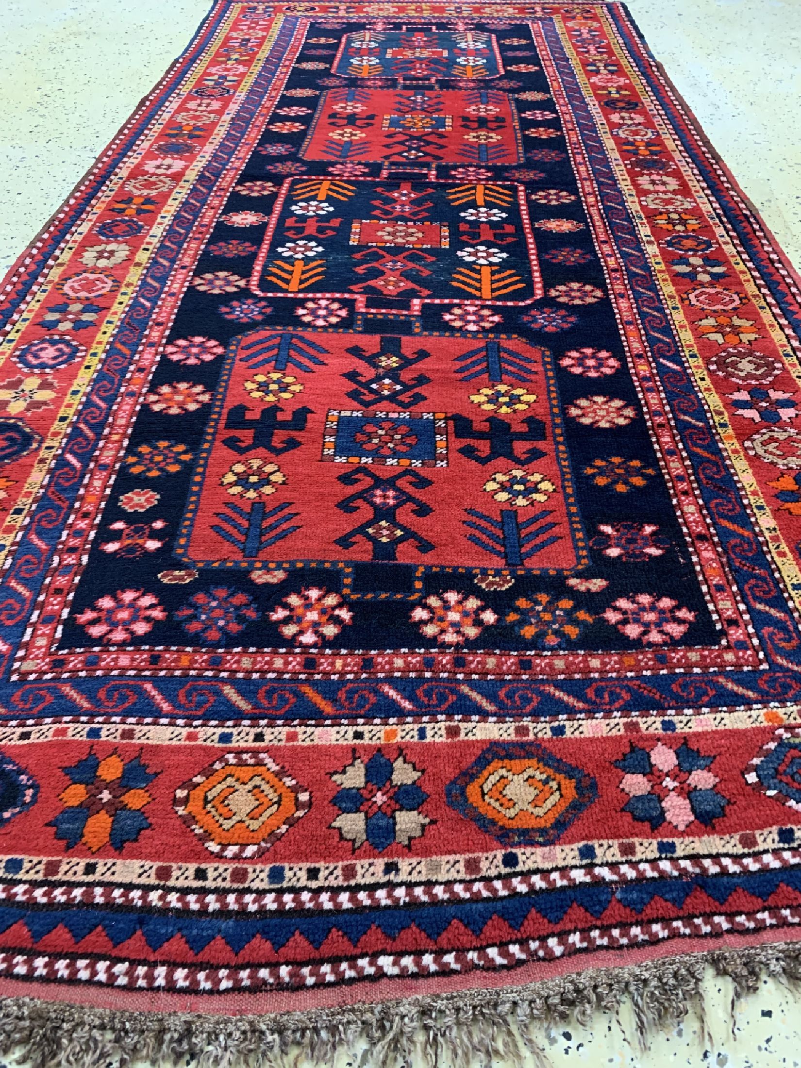 Detail e: Antiker Kazak, Kaukasus, um 1900, Wolle aufWolle, ca. 260 x 122 cm, EHZ: 2, (Zwei Ecken beschädigt)