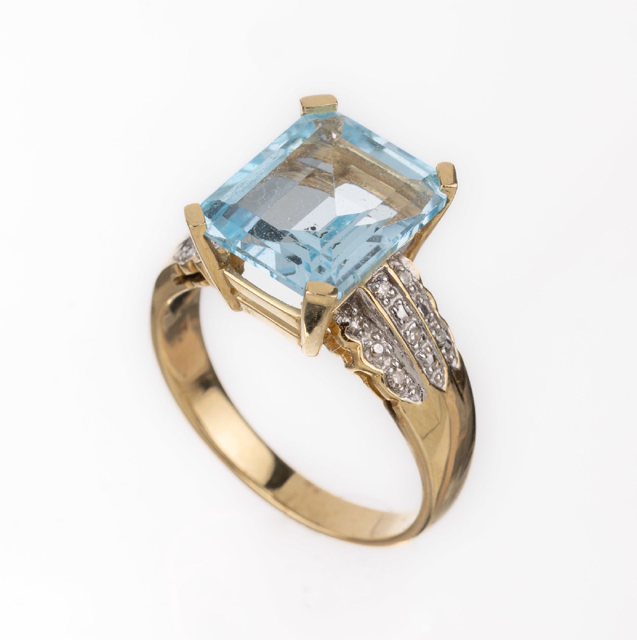 14 kt Gold Blautopas-Diamant-Ring, GG 585/000, facett. Blautopas (beh.) ca. 3.00 ct,seitl. Diamanten zus. ca. 0.08 ct Weiß/si, RW 58, ca. 5.5 g