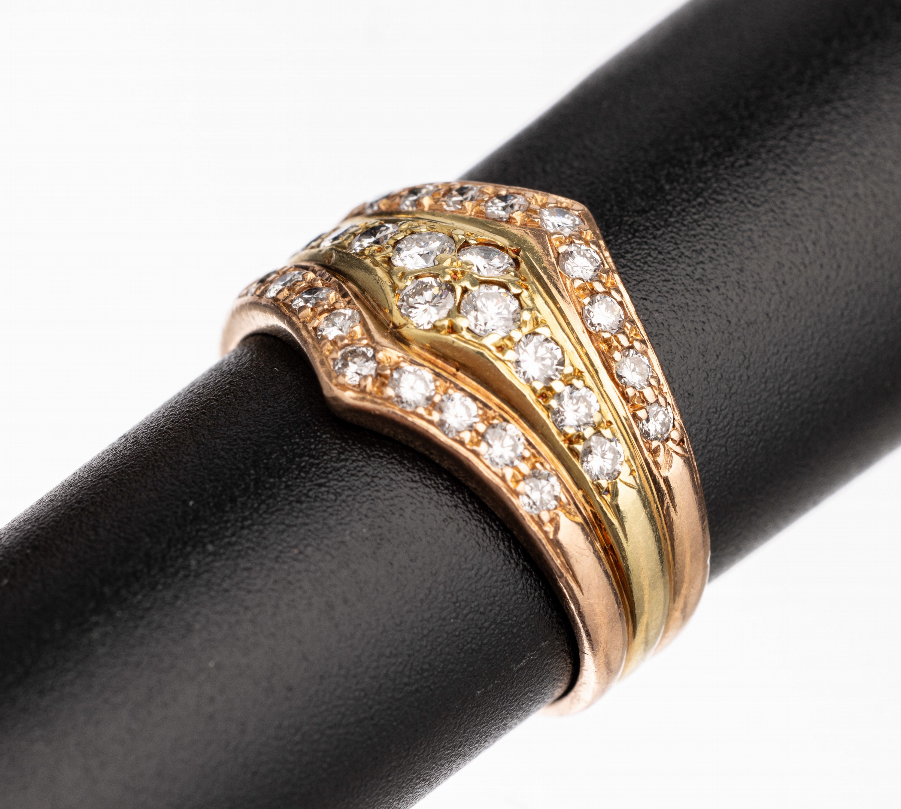 14 kt Gold Brillant-Ring, RG/GG 585/000, 28 Brillanten zus. ca. 0.70 ct feines Weiß- Weiß/vs, RW 53, ca. 4.4 g