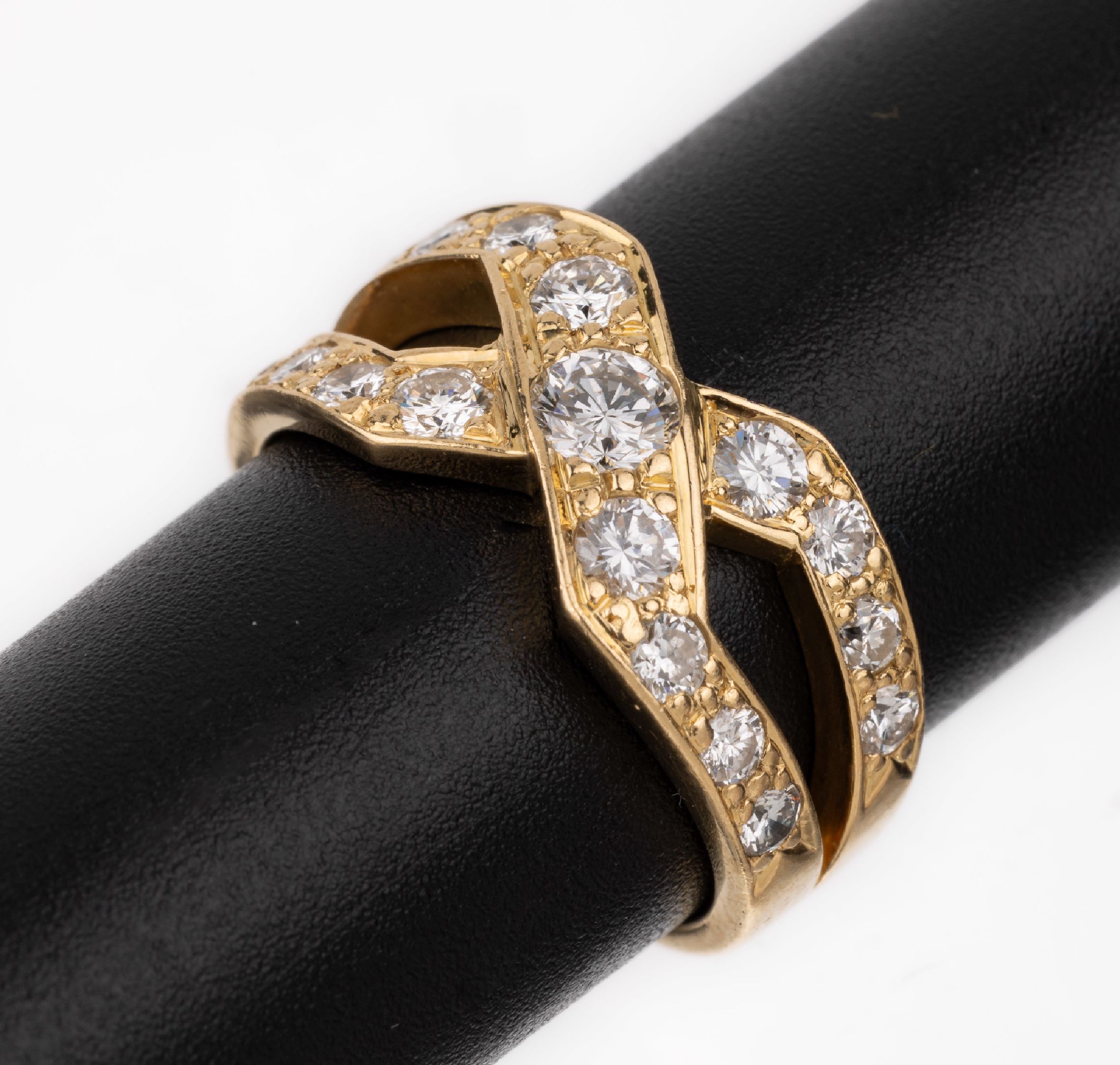 18 kt Gold Brillant-Ring, GG 750/000, ausgefallene Form, bes. mit 17 Brillanten zus.ca. 1.00 ct feines Weiß-Weiß/vs-si, RW 51, ca.6.1 g