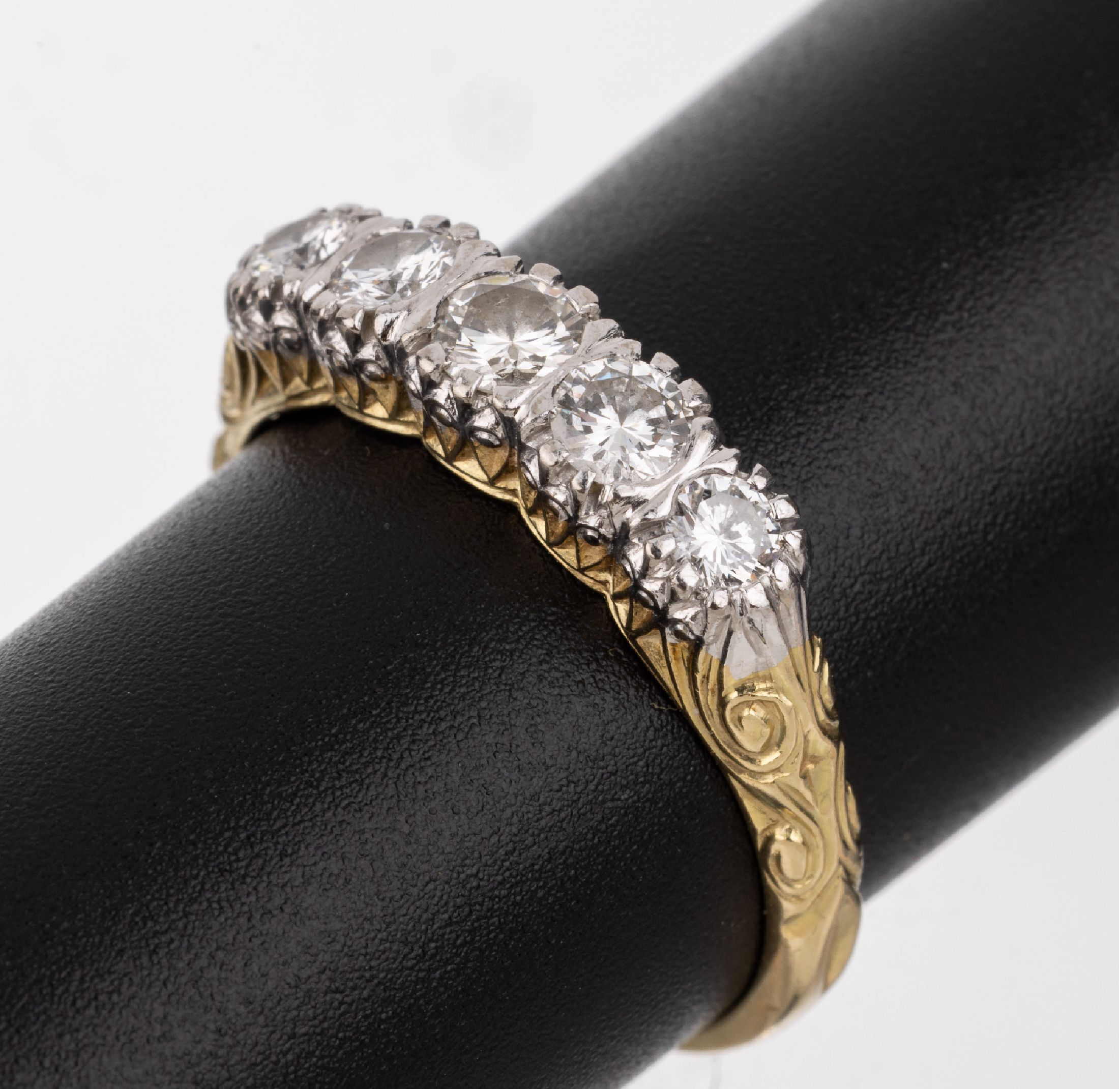 14 kt Gold Brillant-Ring, um 1930, GG/WG 585/000, hoher Ringkopf bes. mit 5 Brillanten zus. ca. 0.80 ct Weiß/si, mit Unterkaderung, RW 60, ca. 5 g