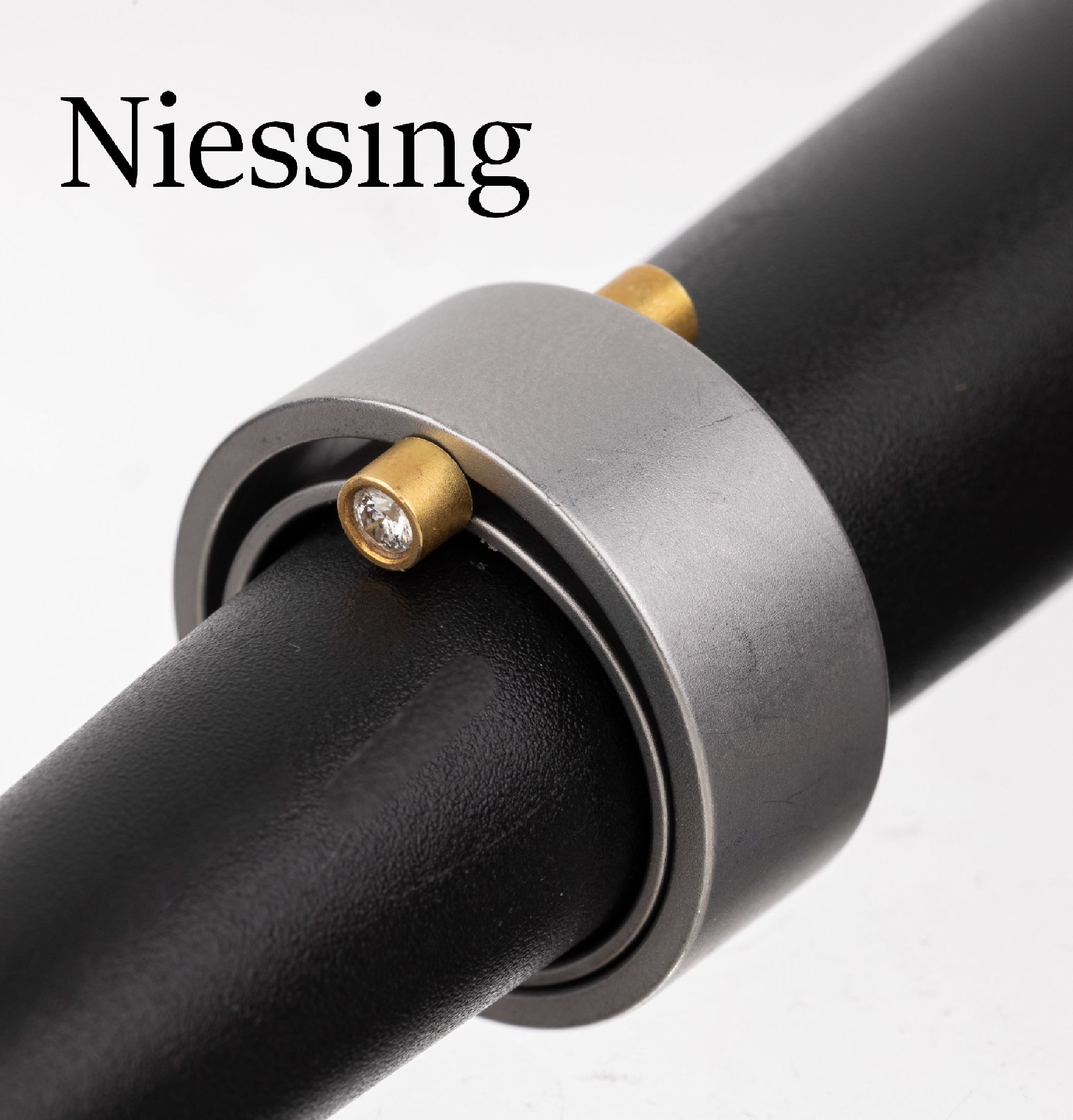 Ausgefallener NIESSING Brillant-Ring, Stahlund GG 750/000, Innenschiene bewegl., bes. mit2 in GG gefassten Brillanten zus. ca. 0.18 ct feines ...