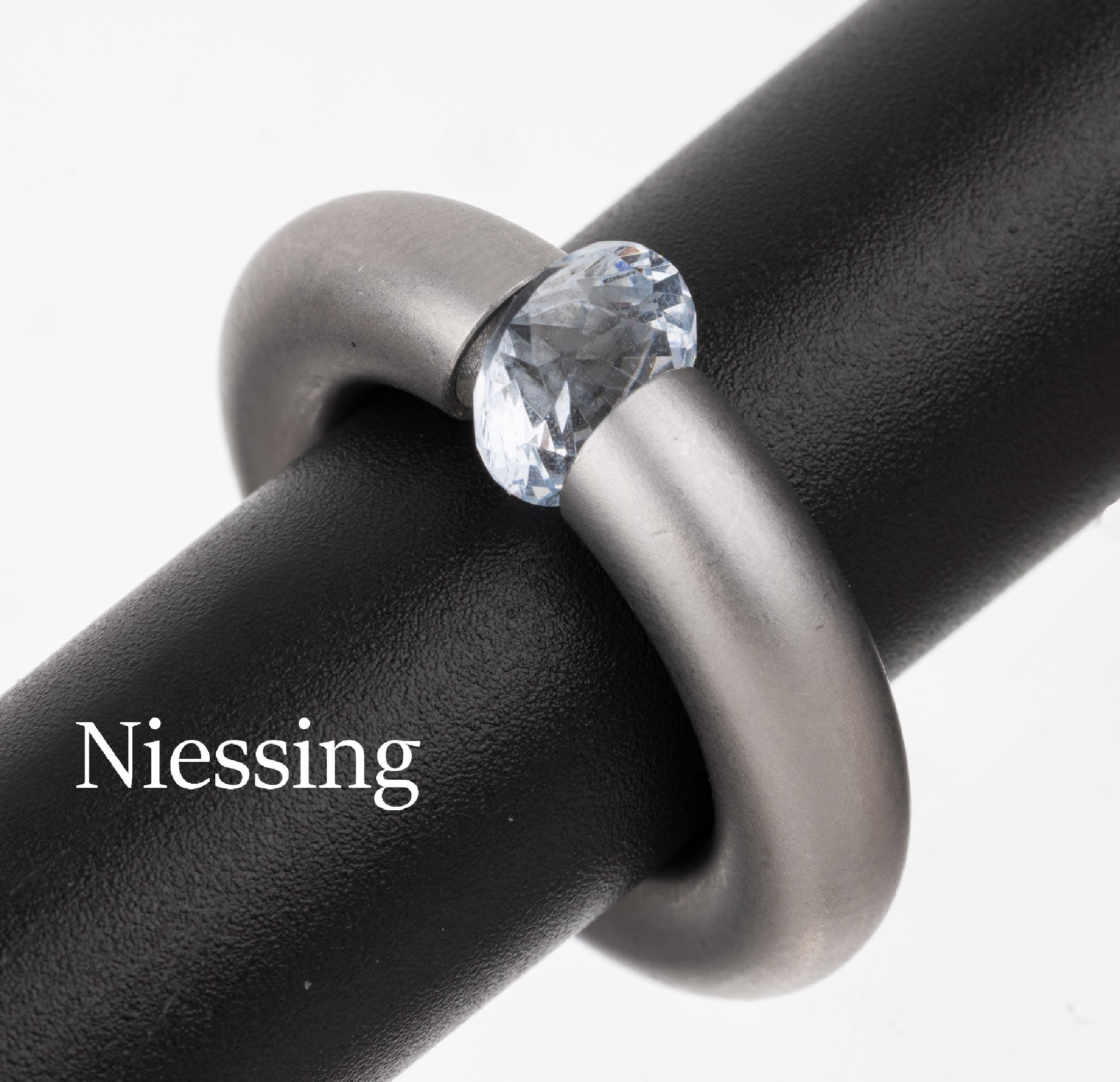 NIESSING Blautopas-Ring, Stahl, mittig mit einem bewegl. facett. Blautopas, RW 54, ca. 15.3 g