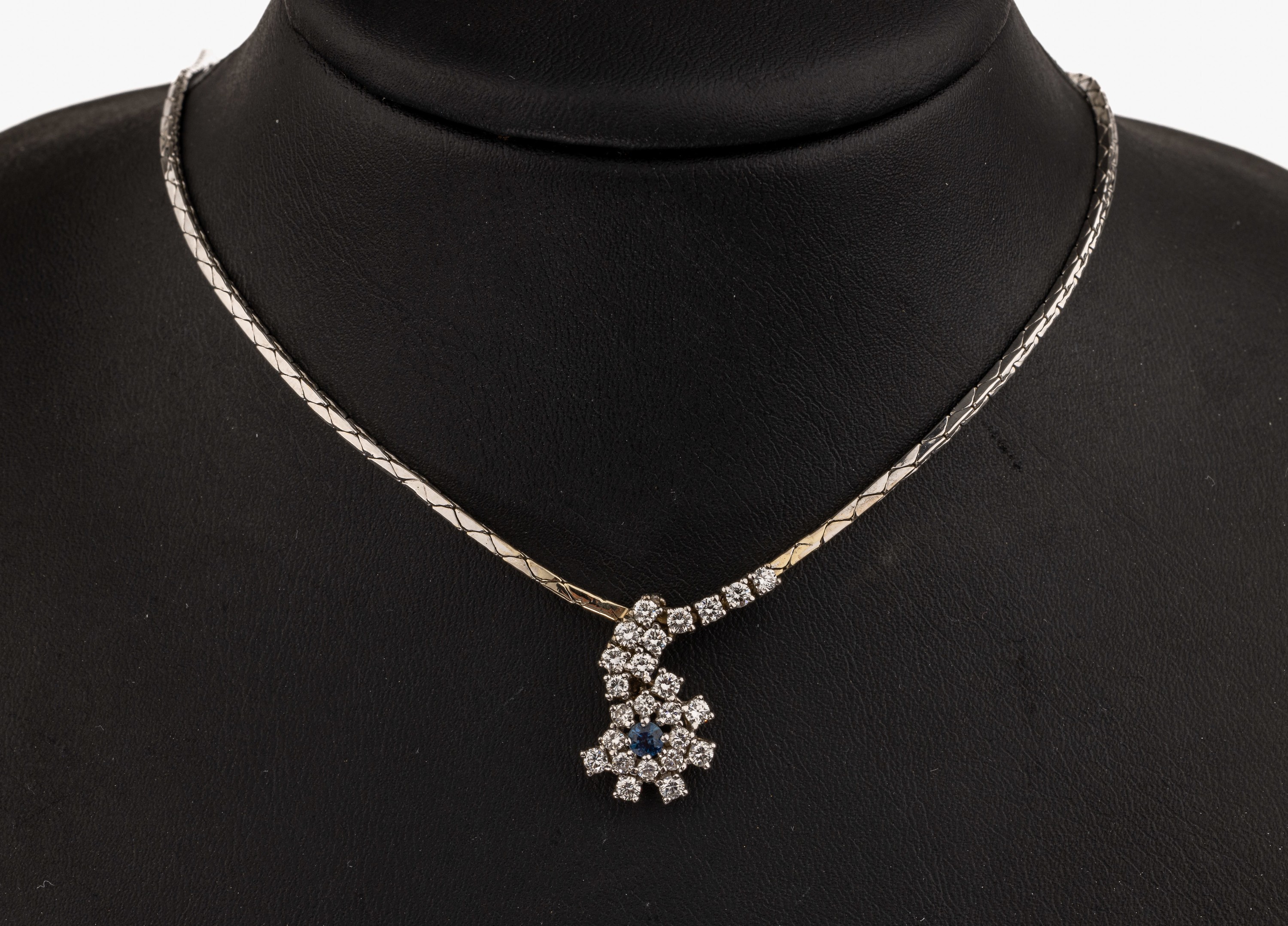 14 kt Gold Brillant-Saphir-Collier, WG 585/000, Mittelteil ehemals Clipanhänger, 24 Brillanten zus. ca. 0.95 ct feines Weiß -Weiß/si, 1 ...