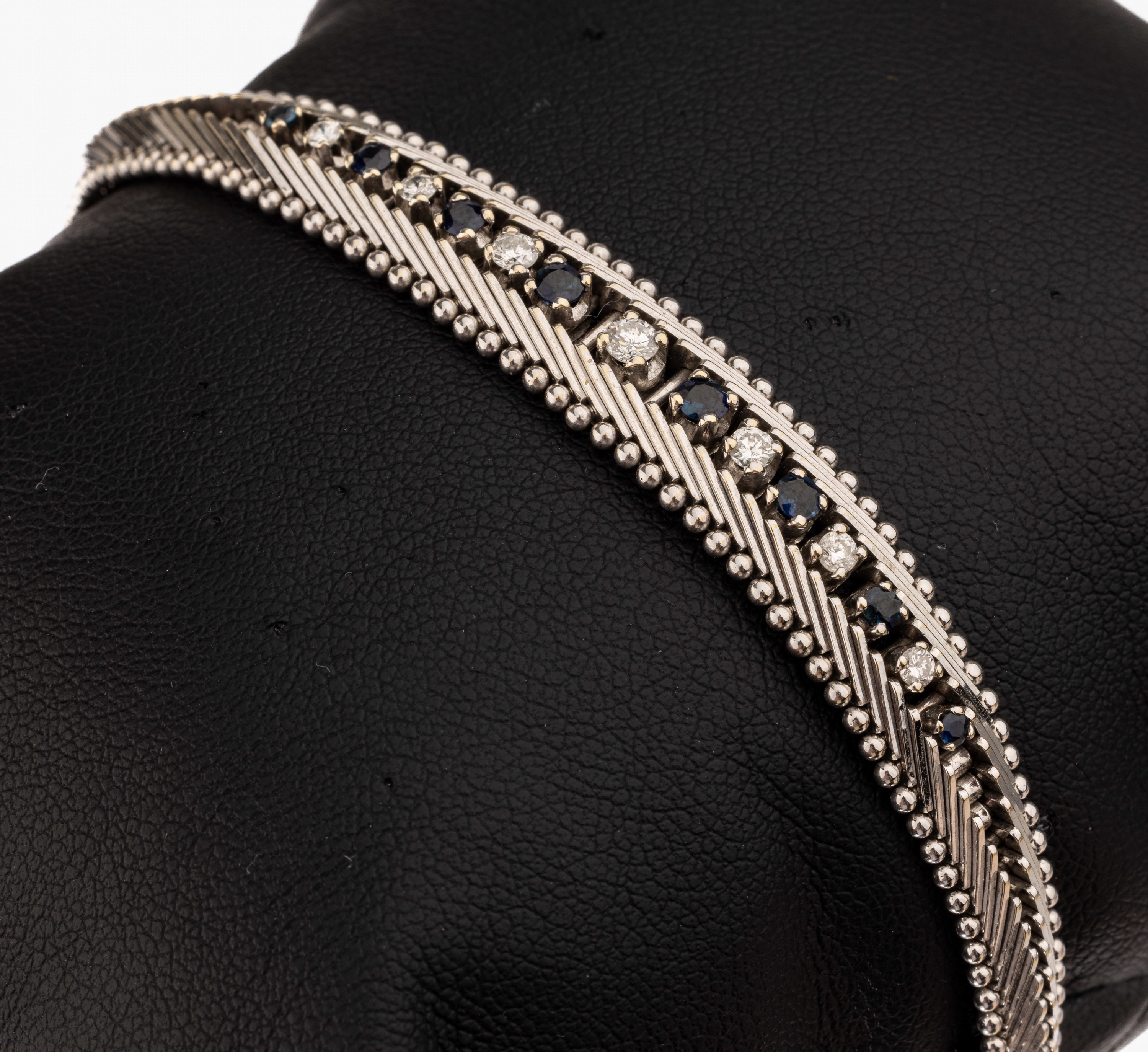 14 kt Gold Brillant-Saphir-Armband, WG 585/000, 7 Brillanten zus. ca. 0.16 ct Weiß/si, 8 rundfacett. Saphire zus. ca. 0.16 ct, L. ca. 18.5 cm, ...