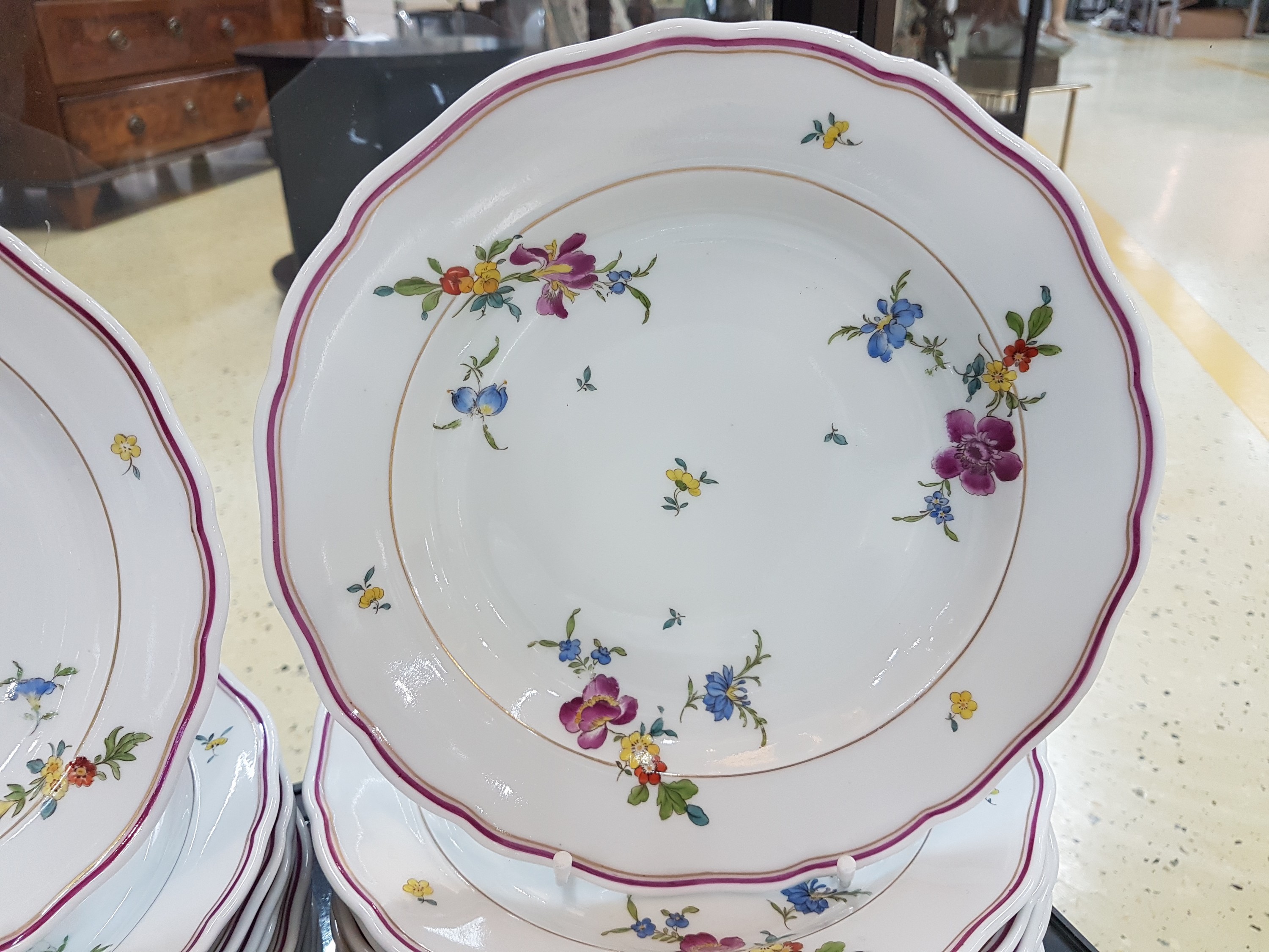 Detail c: Tafelservice, Meissen, nach 1934, Hausmalerei , 2. Wahl (z.T. sichtbare Glasurfehler), Porzellan, polychrome Blumenmalerei, Goldstaffage, 7 ...