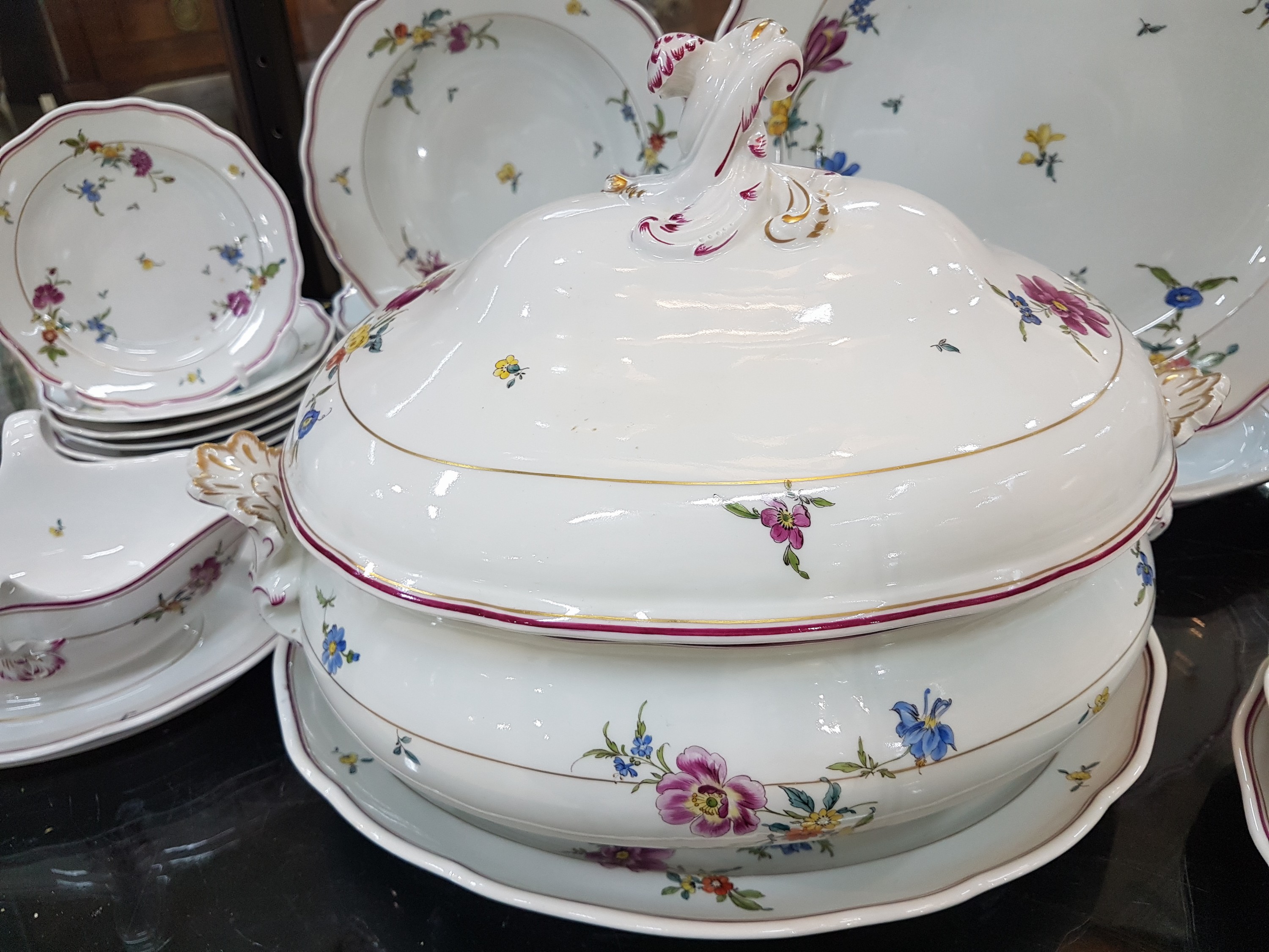 Detail e: Tafelservice, Meissen, nach 1934, Hausmalerei , 2. Wahl (z.T. sichtbare Glasurfehler), Porzellan, polychrome Blumenmalerei, Goldstaffage, 7 ...