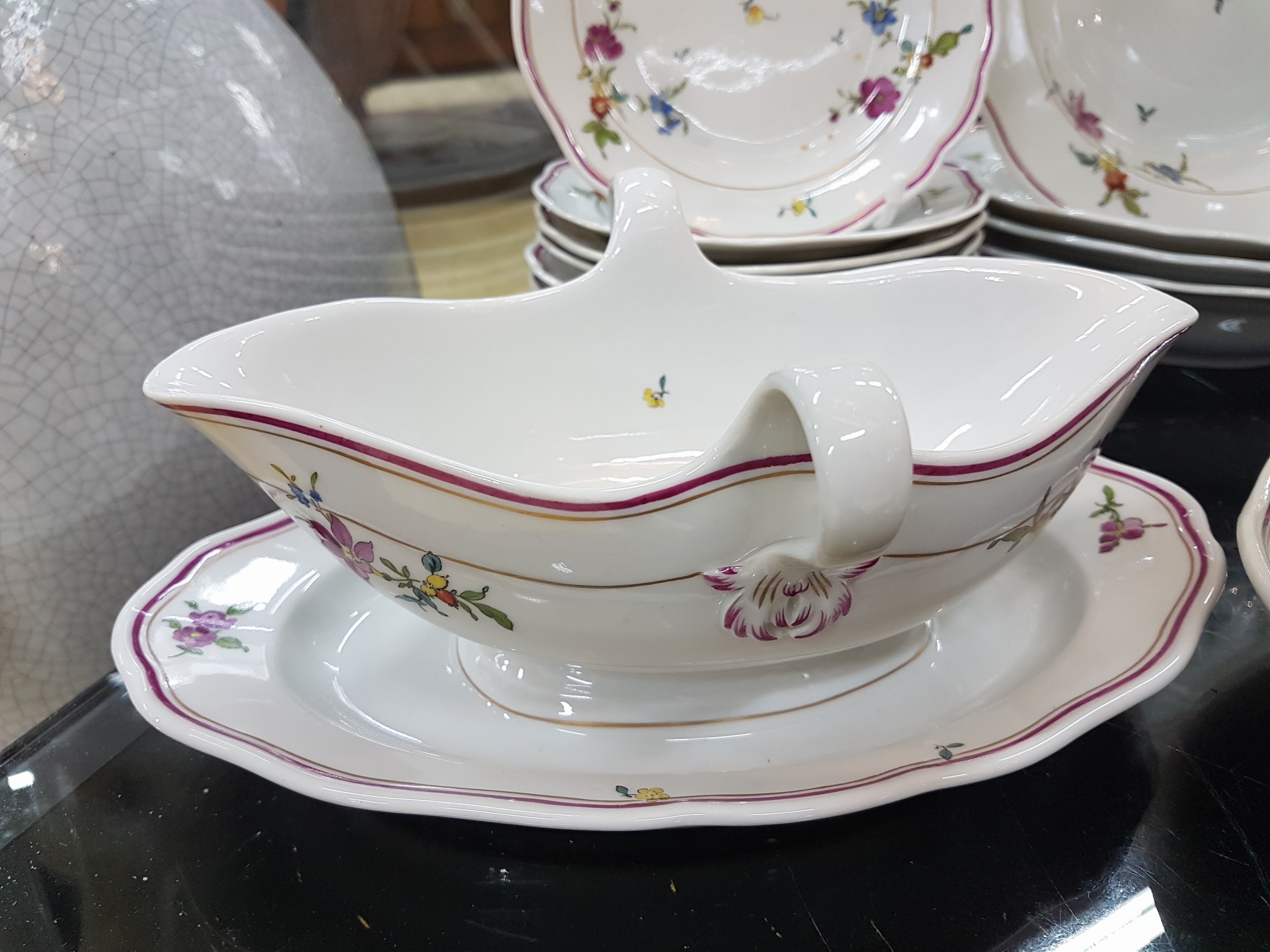 Detail f: Tafelservice, Meissen, nach 1934, Hausmalerei , 2. Wahl (z.T. sichtbare Glasurfehler), Porzellan, polychrome Blumenmalerei, Goldstaffage, 7 ...
