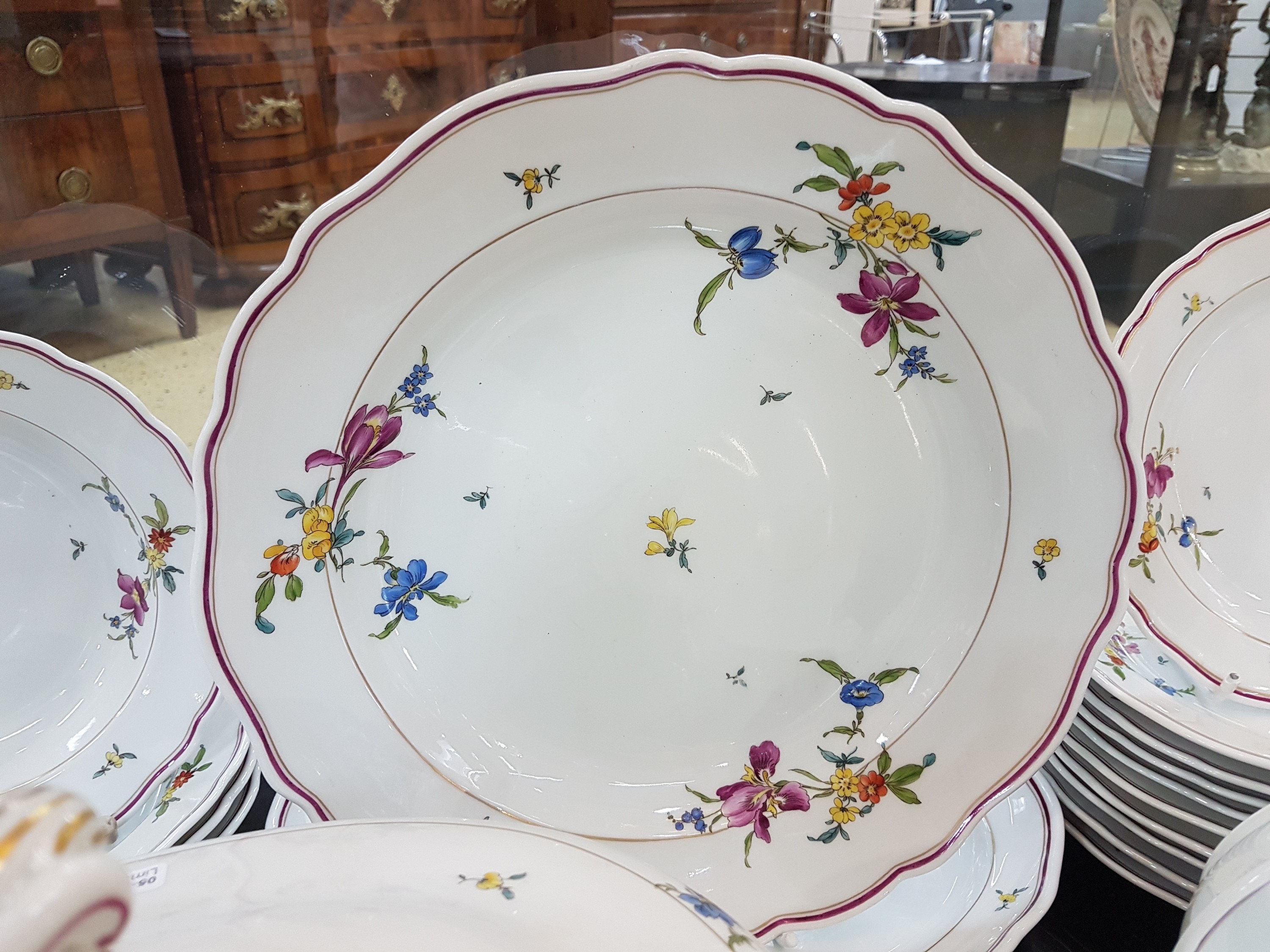 Detail h: Tafelservice, Meissen, nach 1934, Hausmalerei , 2. Wahl (z.T. sichtbare Glasurfehler), Porzellan, polychrome Blumenmalerei, Goldstaffage, 7 ...