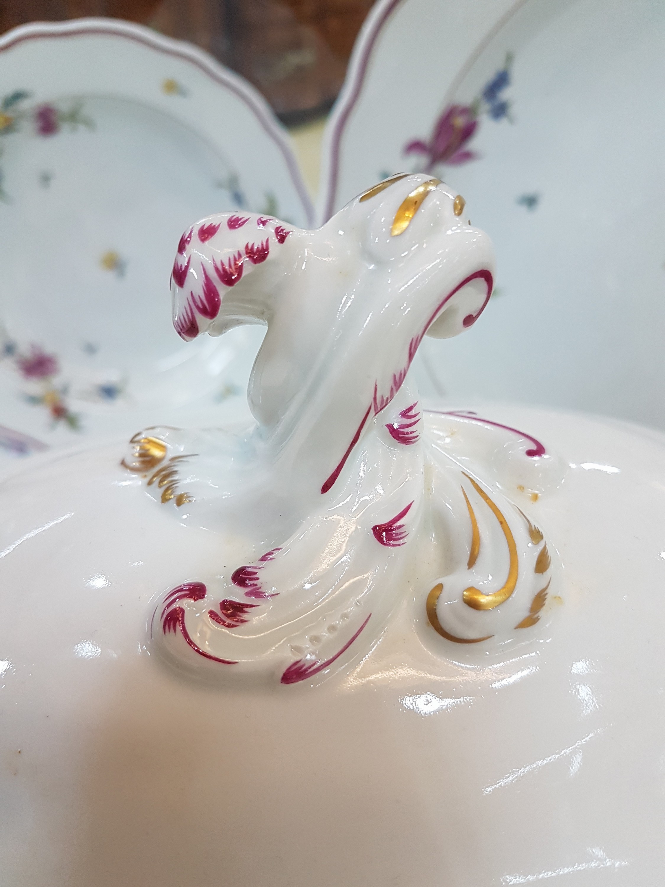 Detail i: Tafelservice, Meissen, nach 1934, Hausmalerei , 2. Wahl (z.T. sichtbare Glasurfehler), Porzellan, polychrome Blumenmalerei, Goldstaffage, 7 ...