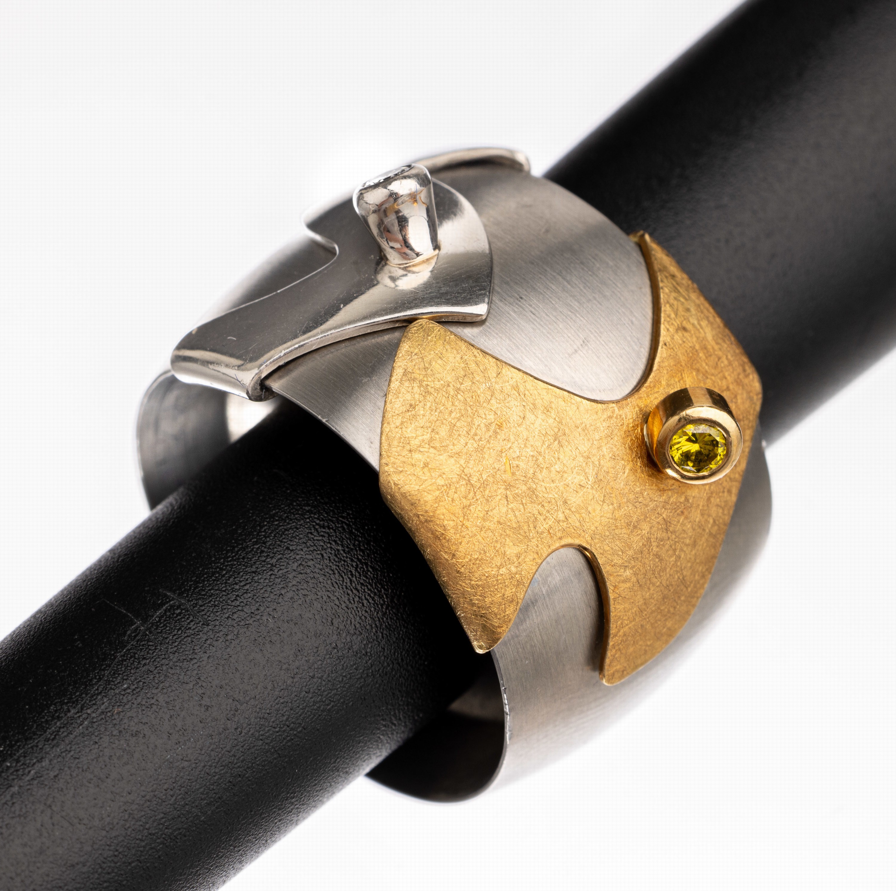 Ausgefallener Brillant-Ring, Stahl, GG 750/000 und Platin, Ringschiene Stahl, Elemente aus Pt und GG je mit 1 Brillant zus. ca. 0.20 ct Weiß und ...