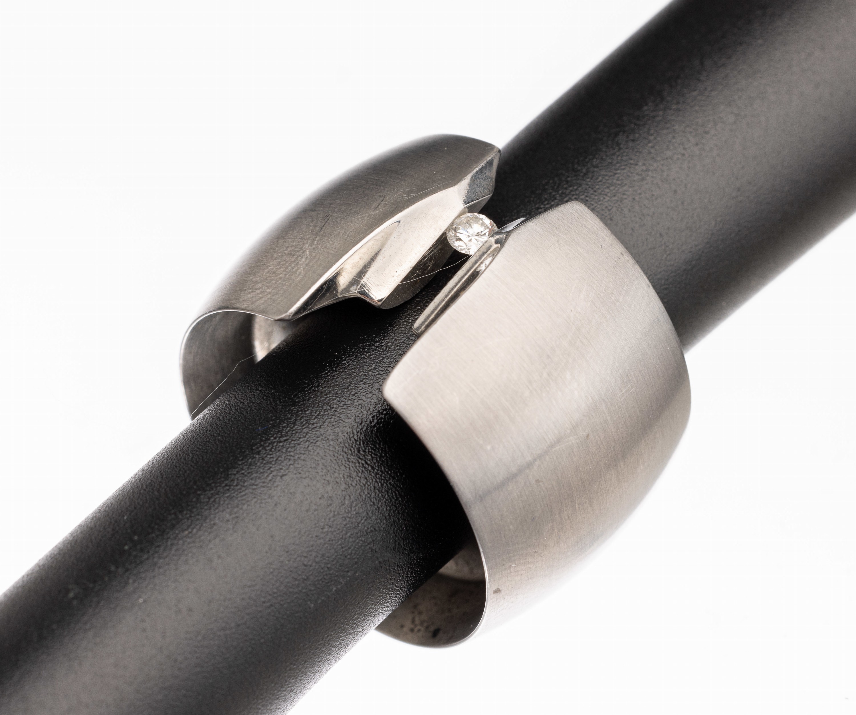 Ausgefallener Design Brillant-Ring, Stahl, in Spannringoptik, bes. mit einem Brillant ca.0.10 ct feines Weiß/vs, RW 54, ca. 34.9 g, Meistermarke W? ...