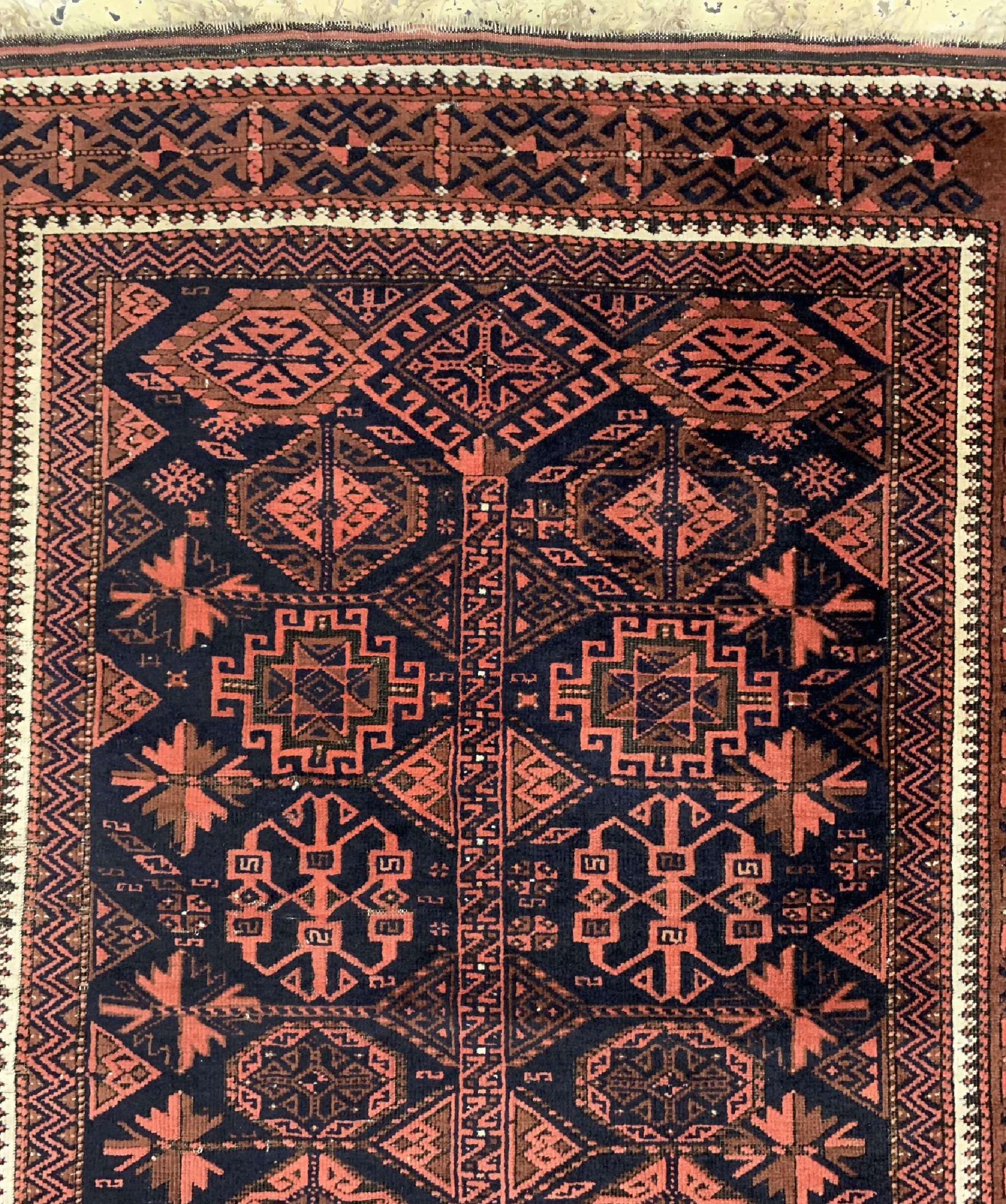Detail c: Antiker Belutsch, Persien, um 1900, Wolle auf Wolle, ca. 195 x 114 cm, EHZ: 2-3