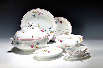 Image 26746121 - Dinner service, Meissen, after 1934, house painting, 2nd choice (some visible glaze defects), porcelain, polychrome flower painting, gold decoration, 7 dinner plates (one is damaged on the stand ring), 5 soup plates, 10 salad/side plates, 9 bread plates, 1 vegetable bowl, large lidded tureen, large round plate D. 34.5 cm, 2 oval plates, oval bowl, 1 gravy boat, traces of age