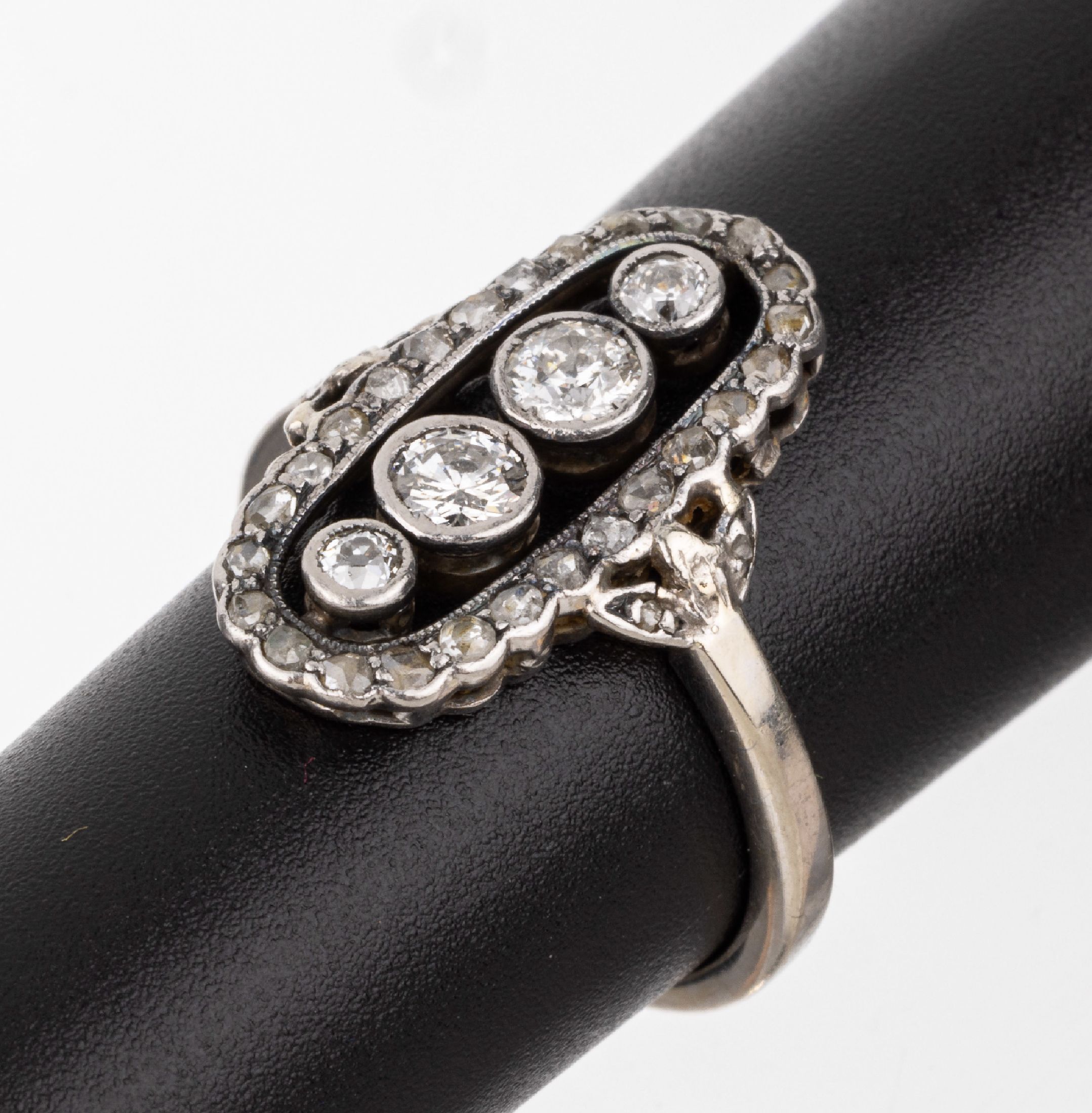 18 kt Gold Art Deco Diamant-Ring, GG/WG 750/000, ovaler Ringkopf mit 4 Altschliffdiamanten zus. ca. 0.50 ct, umgeben von 26 Diamantrosen zus. ca. ...