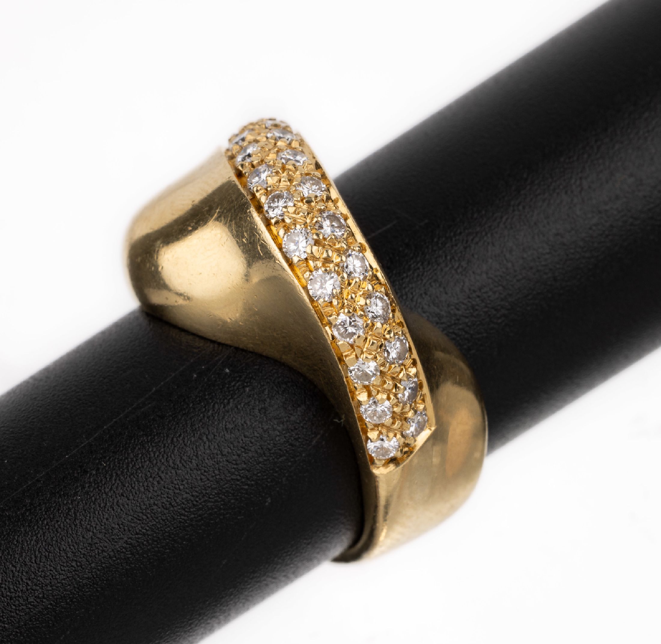 18 kt Gold Brillant-Ring, GG 750/000, geschwungener Ringkopf bes. mit 26 Brillanten zus. ca. 0.52 ct Weiß/vs-si, RW 56 ca. 11.7 g