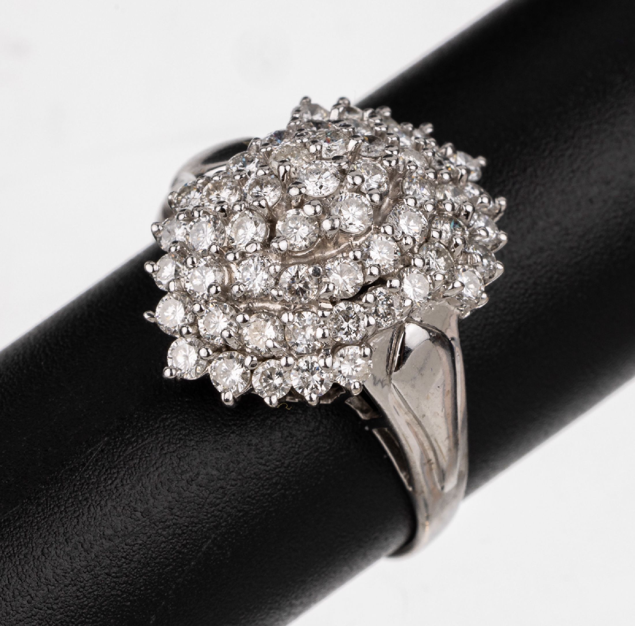 14 kt Gold Brillant-Ring, WG 585/000, in mehreren Ebenen aufgebaut, bes. mit ca. 44 Brillanten zus. ca. 1.20 ct Weiß/si, RW 58, ca. 4.9 g