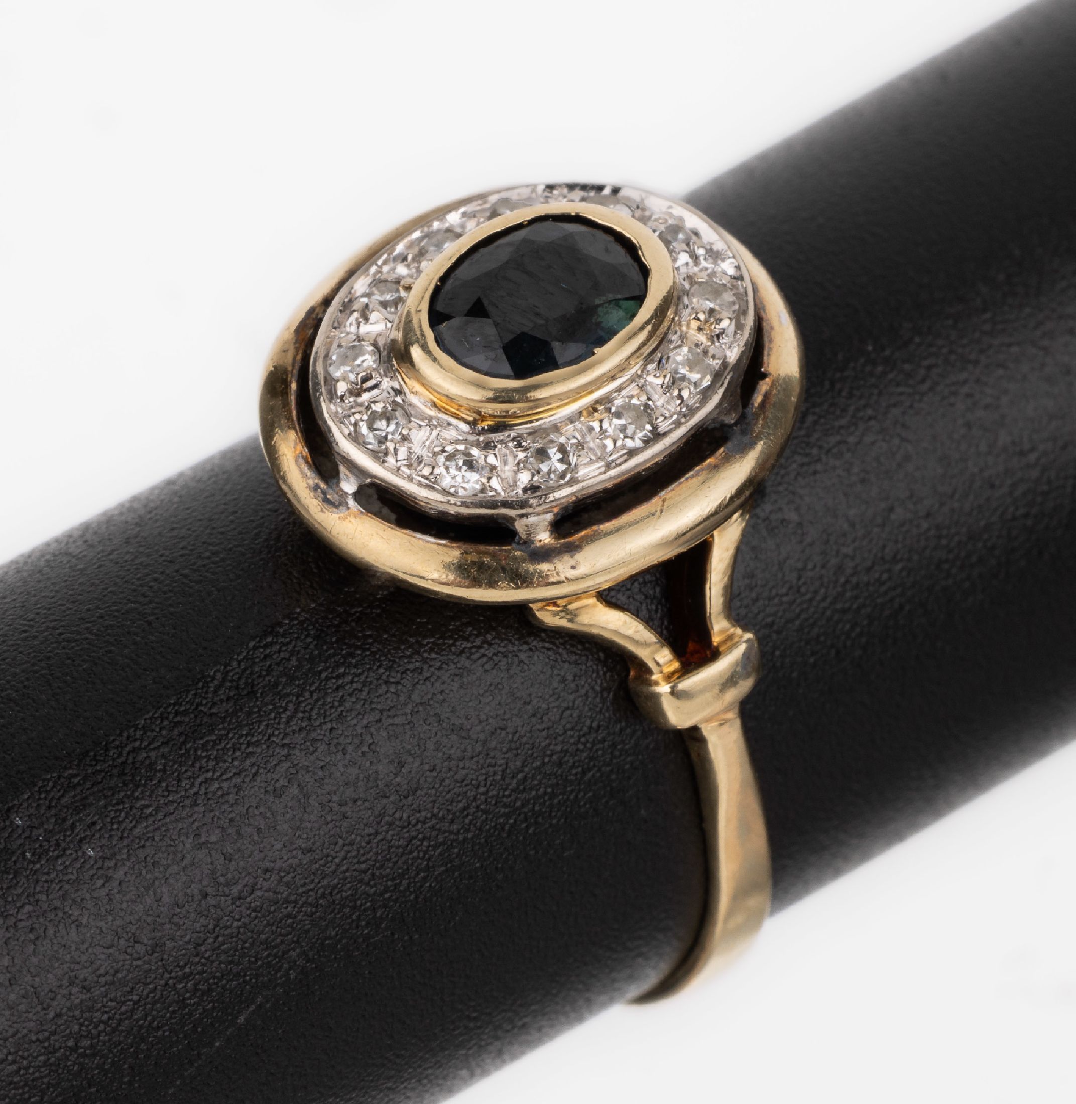 14 kt Gold Saphir-Diamant-Ring, GG/WG 585/000, ovalfacett. Saphir ca. 0.75 ct, umgeben von 12 in WG gefassten 8/8-Diamanten zus. ca. 0.10 ct ...