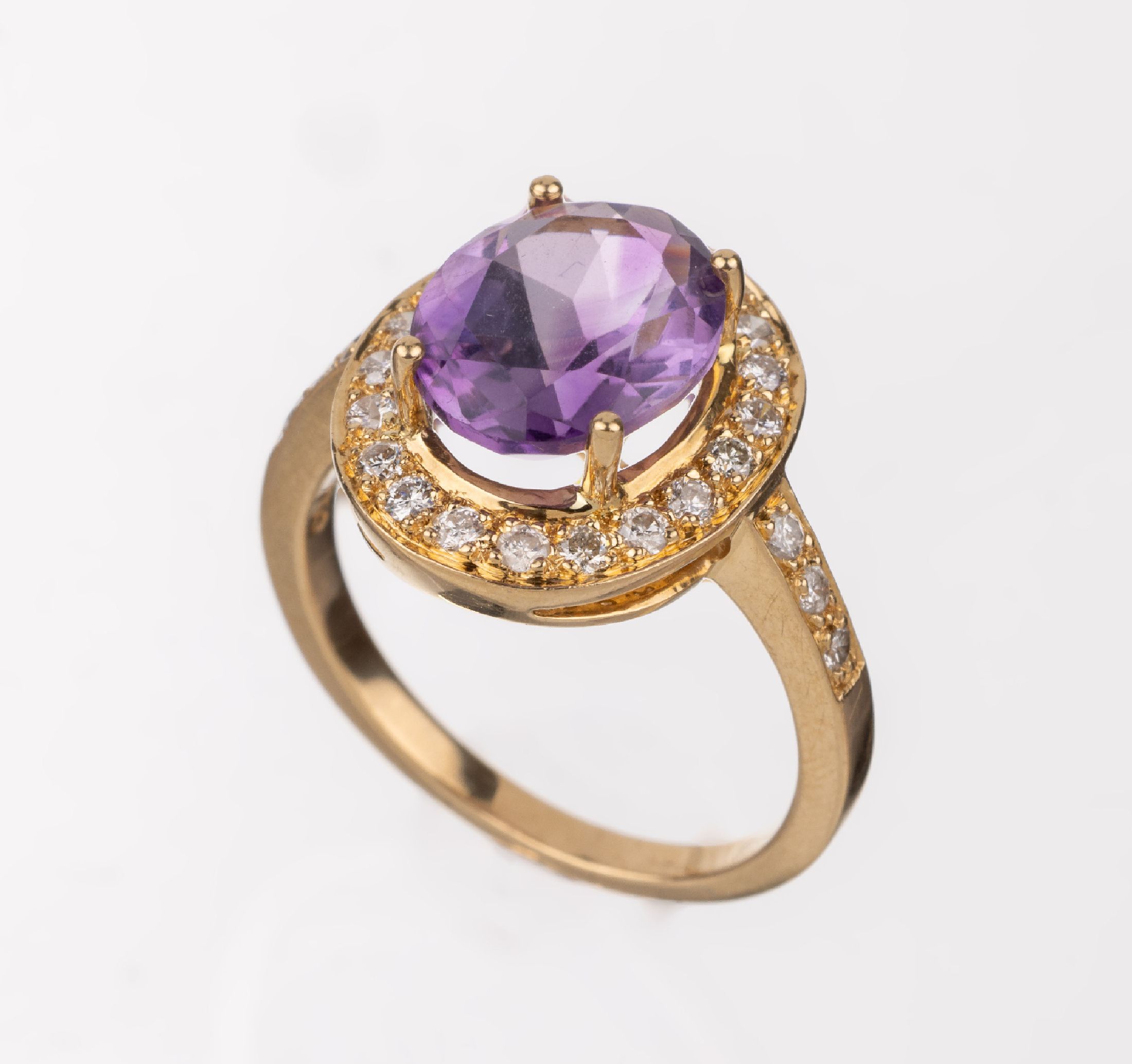 18 kt Gold Amethyst-Brillant-Ring, GG 750/000, ovalfacett. Amethyst ca. 2.00 ct, Ringkopf und Ringschultern bes. mit 27 Brillanten zus. ca. 0.27 ct ...