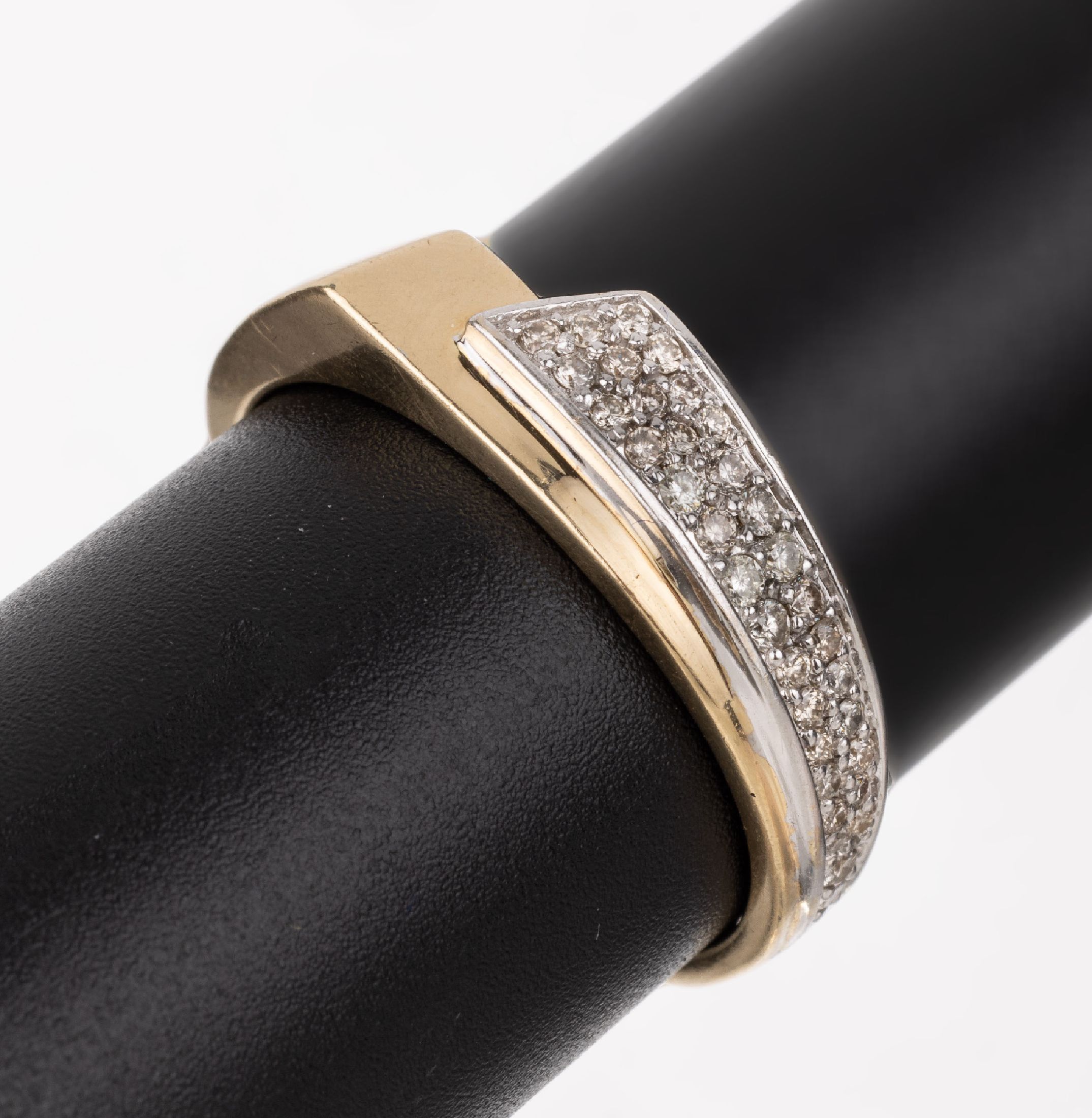 14 kt Gold Brillant-Ring, GG/WG 585/000, asymm. Ringkopf mit 35 in WG gefassten Brillanten zus. ca. 0.37 ct (grav.) Weiß/si, RW 69, ca. 8.7 g, ...